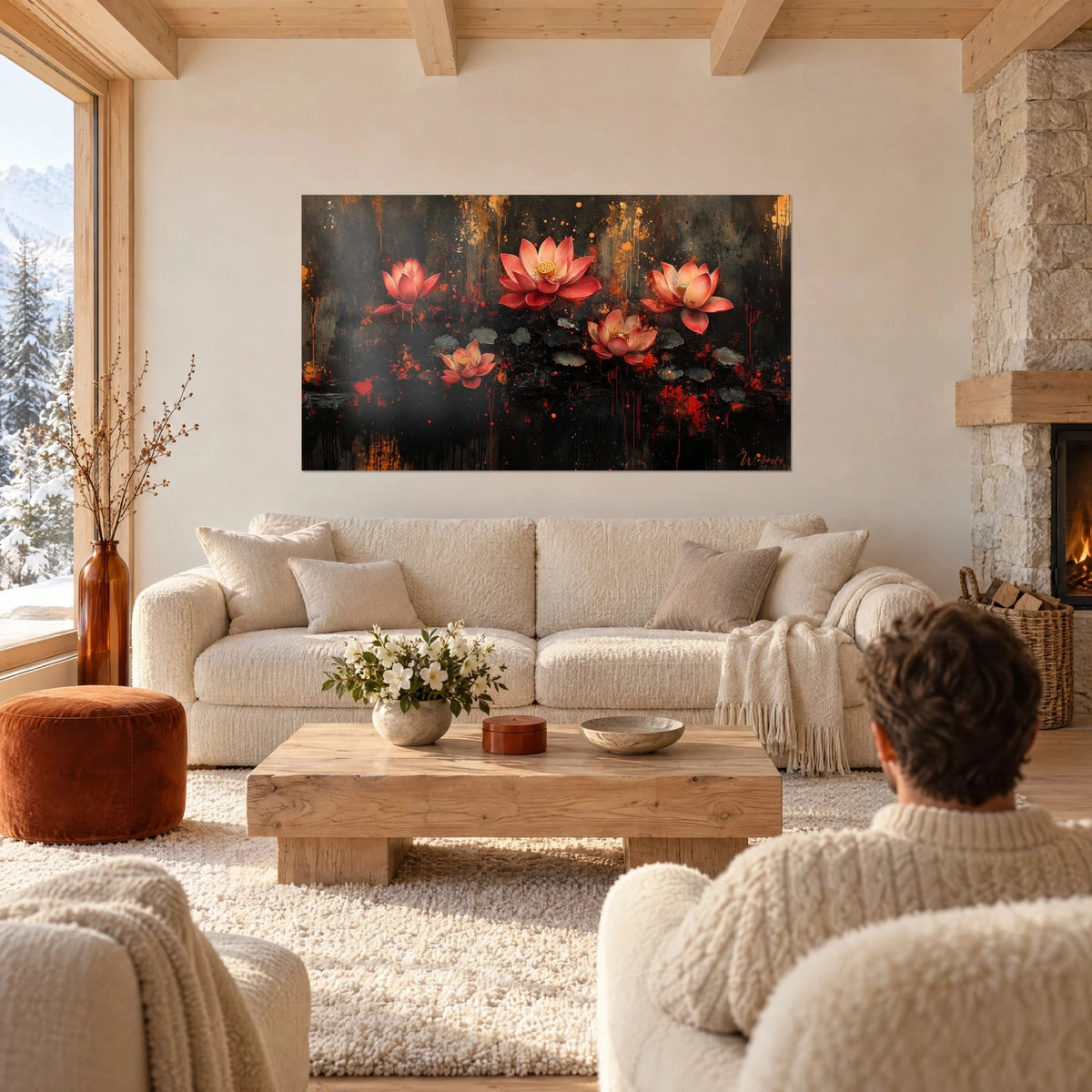Tableau lotus rose corail éclos sur fond noir et or, personnes de dos, au-dessus d'un canapé dans un salon lumineux