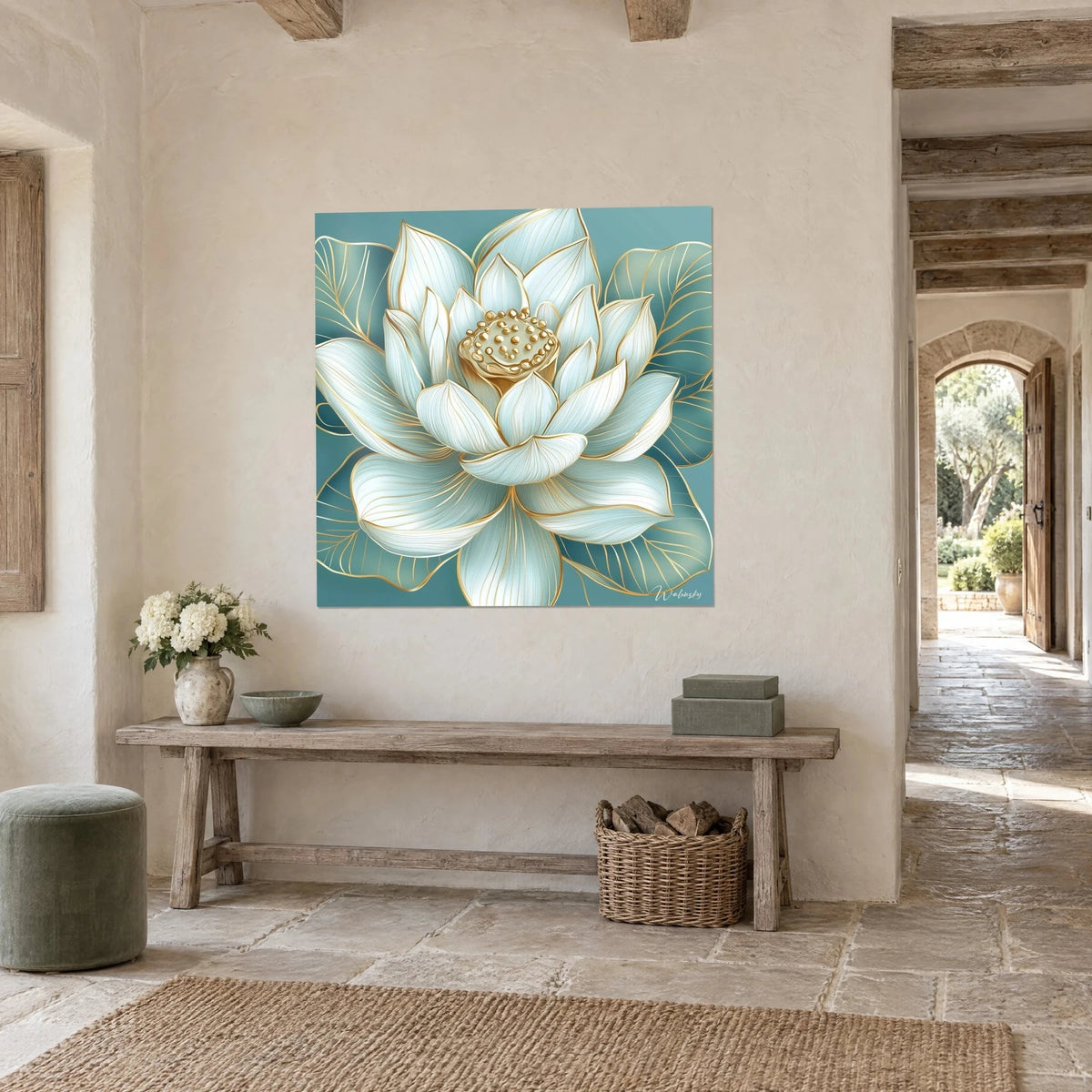 Quadro ninfea sacra con petali azzurro pallido bordati d'oro, foglie verde-grigio, muro color crema in pietra di una casa