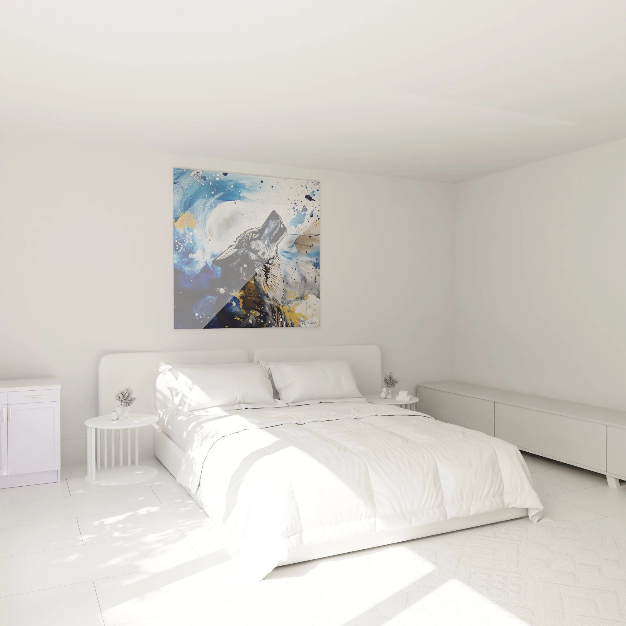 Tableau loup Walensky accroché au-dessus d'un lit moderne dans une chambre blanche lumineuse