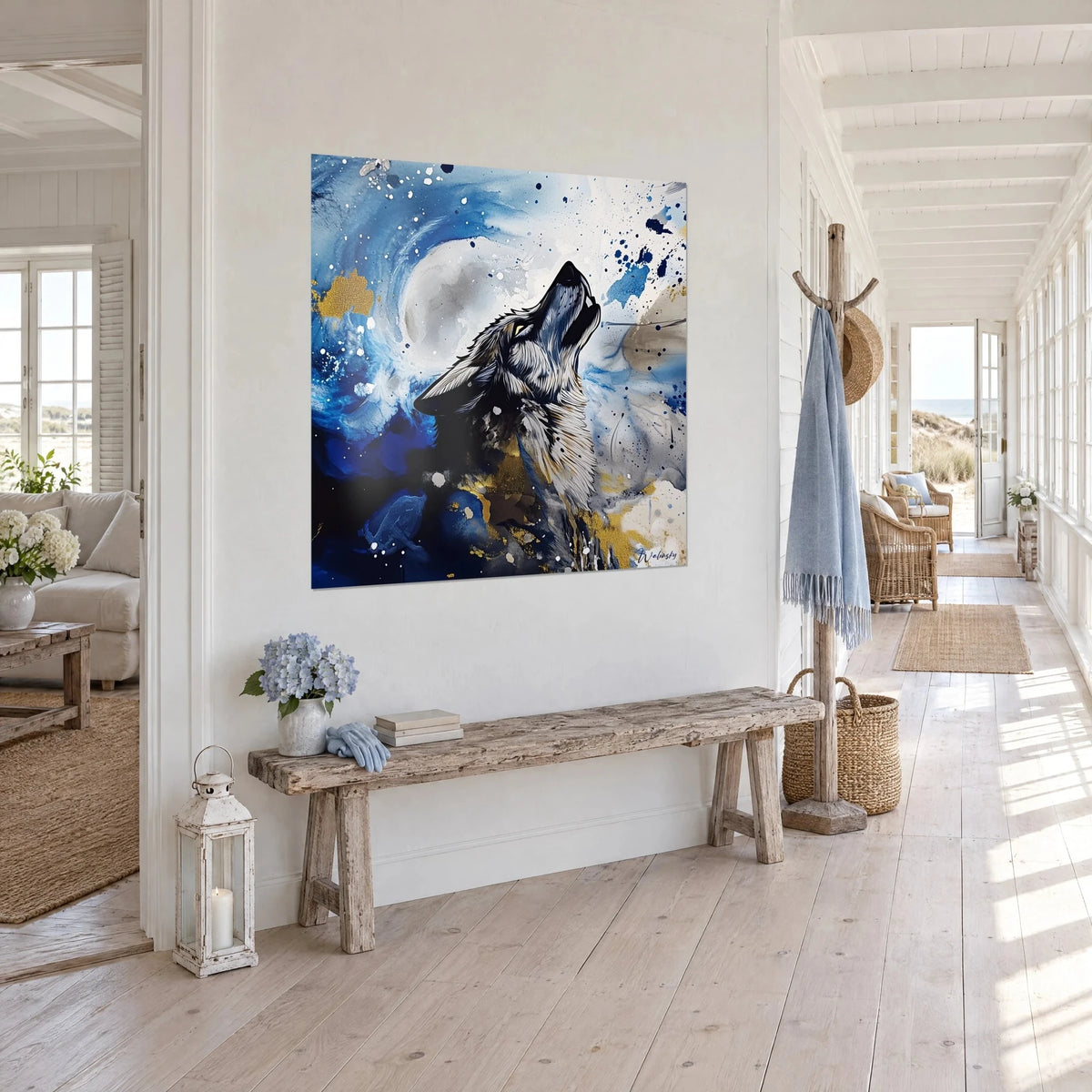 Tableau canidé sauvage à la gueule levée, éclaboussures indigo et or, pelage gris argenté, dans un couloir de maison de plage
