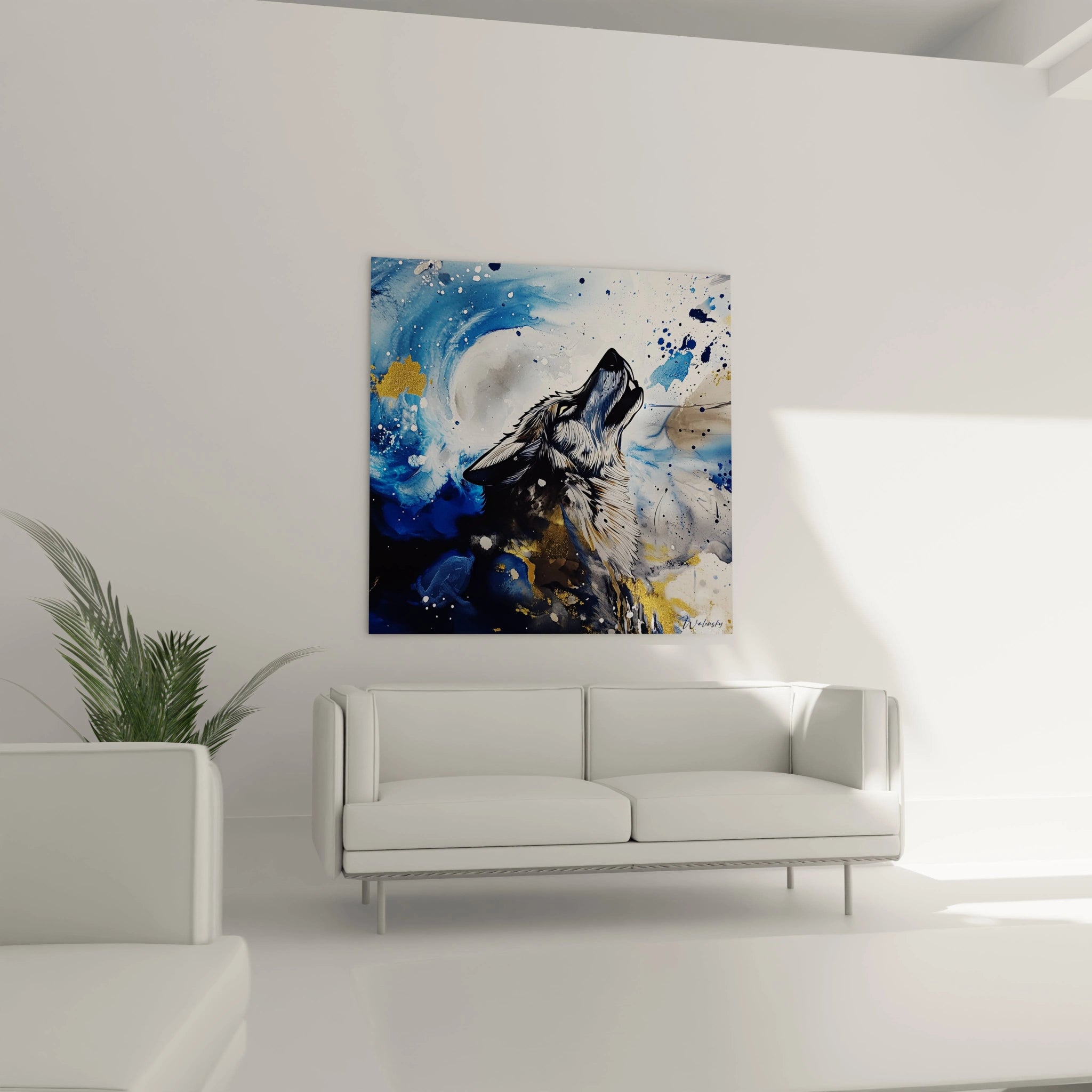 Tableau loup Walensky avec peinture abstraite en bleu et jaune accroché au-dessus d'un canapé blanc moderne
