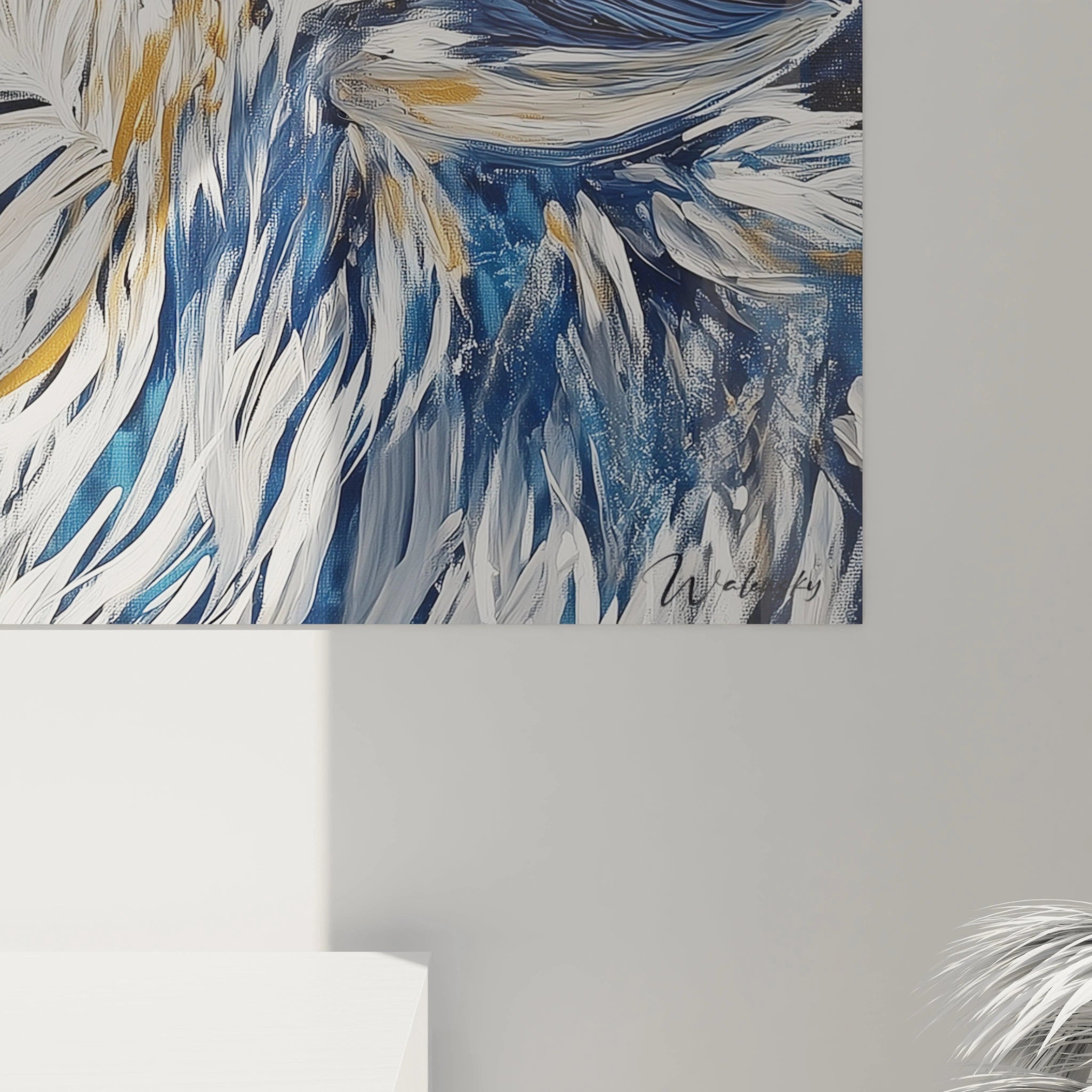 Tableau loup abstrait Walensky en bleu, blanc et or accroché sur mur clair avec signature