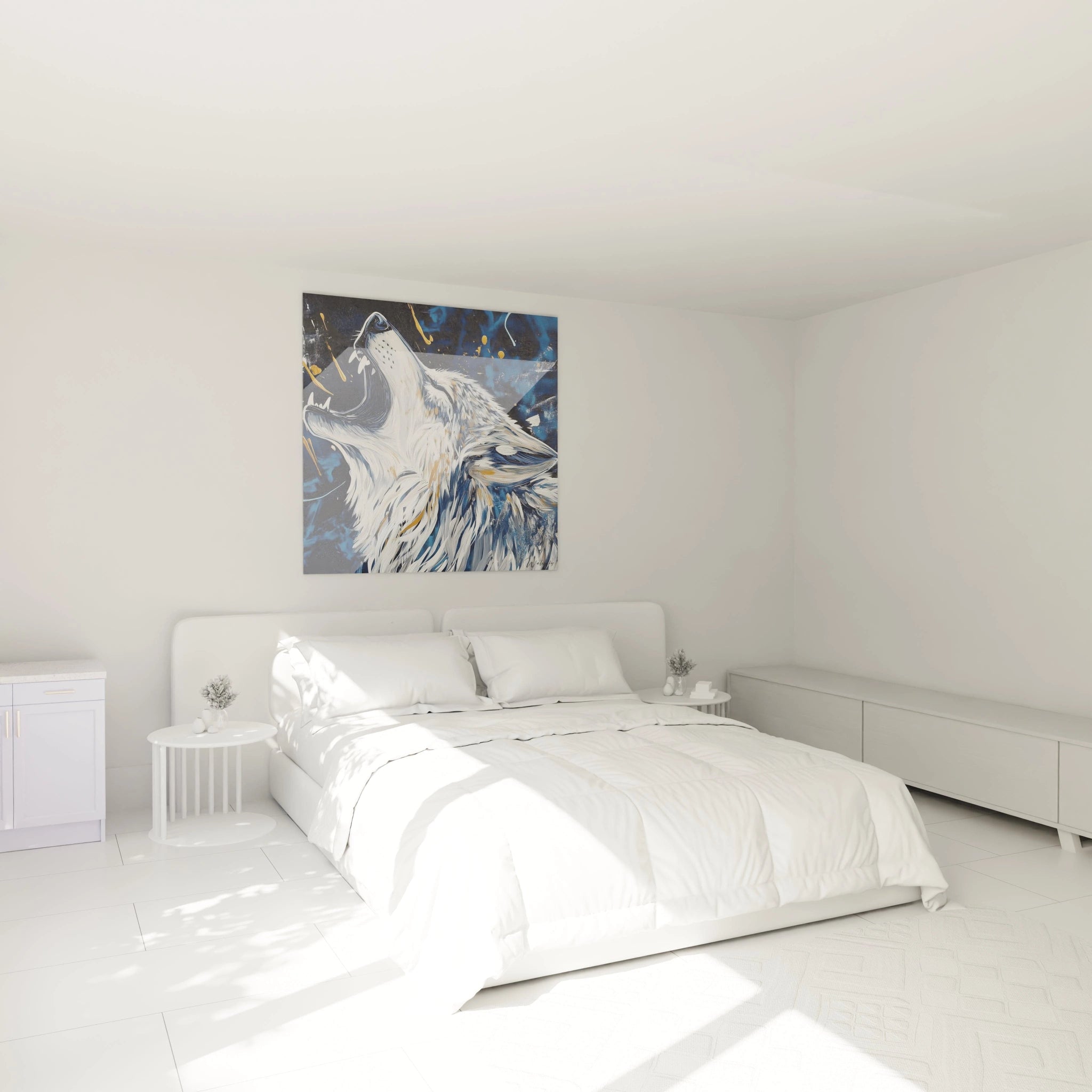 Tableau loup Walensky stylisé accroché au-dessus d'un lit moderne dans une chambre blanche minimaliste