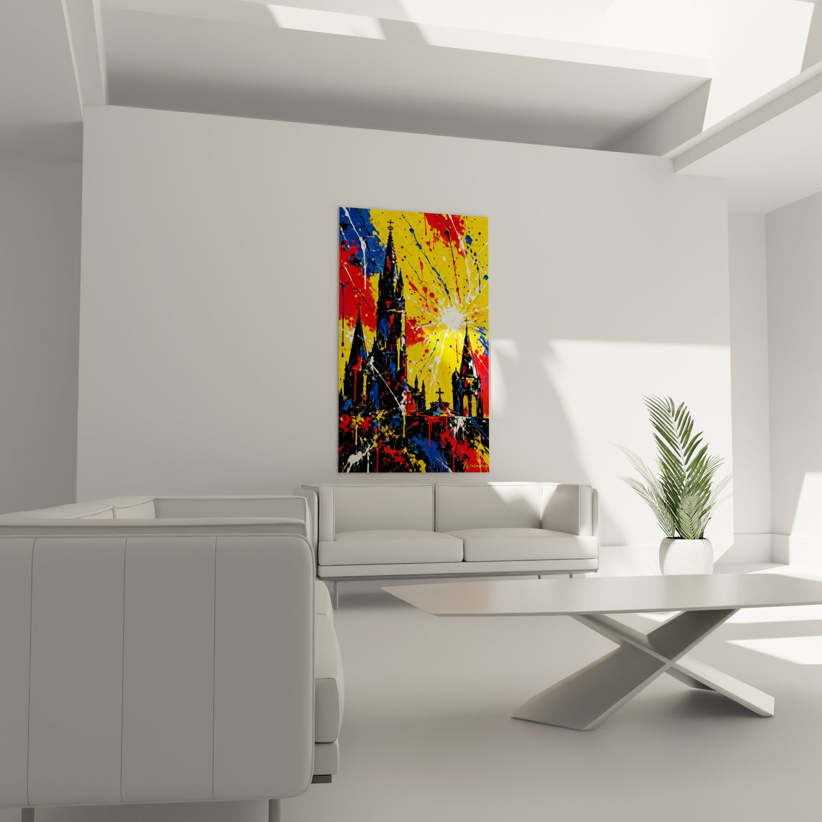 Clochers sombres sur fond jaune vif tacheté de bleu, suspendus au-dessus d'un canapé dans un salon lumineux