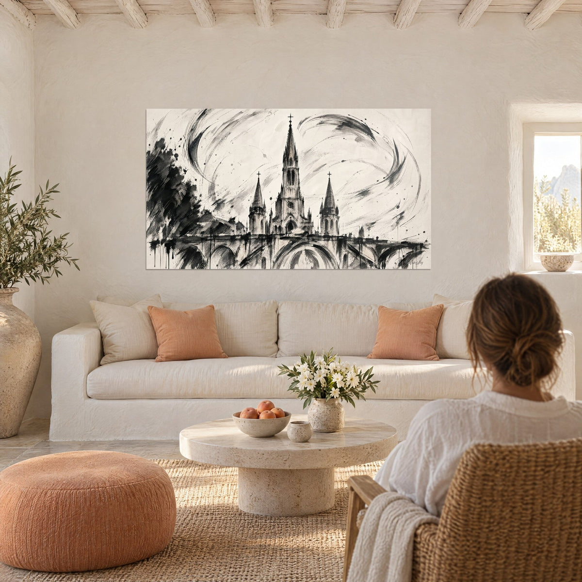 Gemälde Basilika mit drei gotischen Spitztürmen in schwarzer Tinte auf elfenbeinfarbenem Grund, über einem Sofa in einem hellen Wohnzimmer