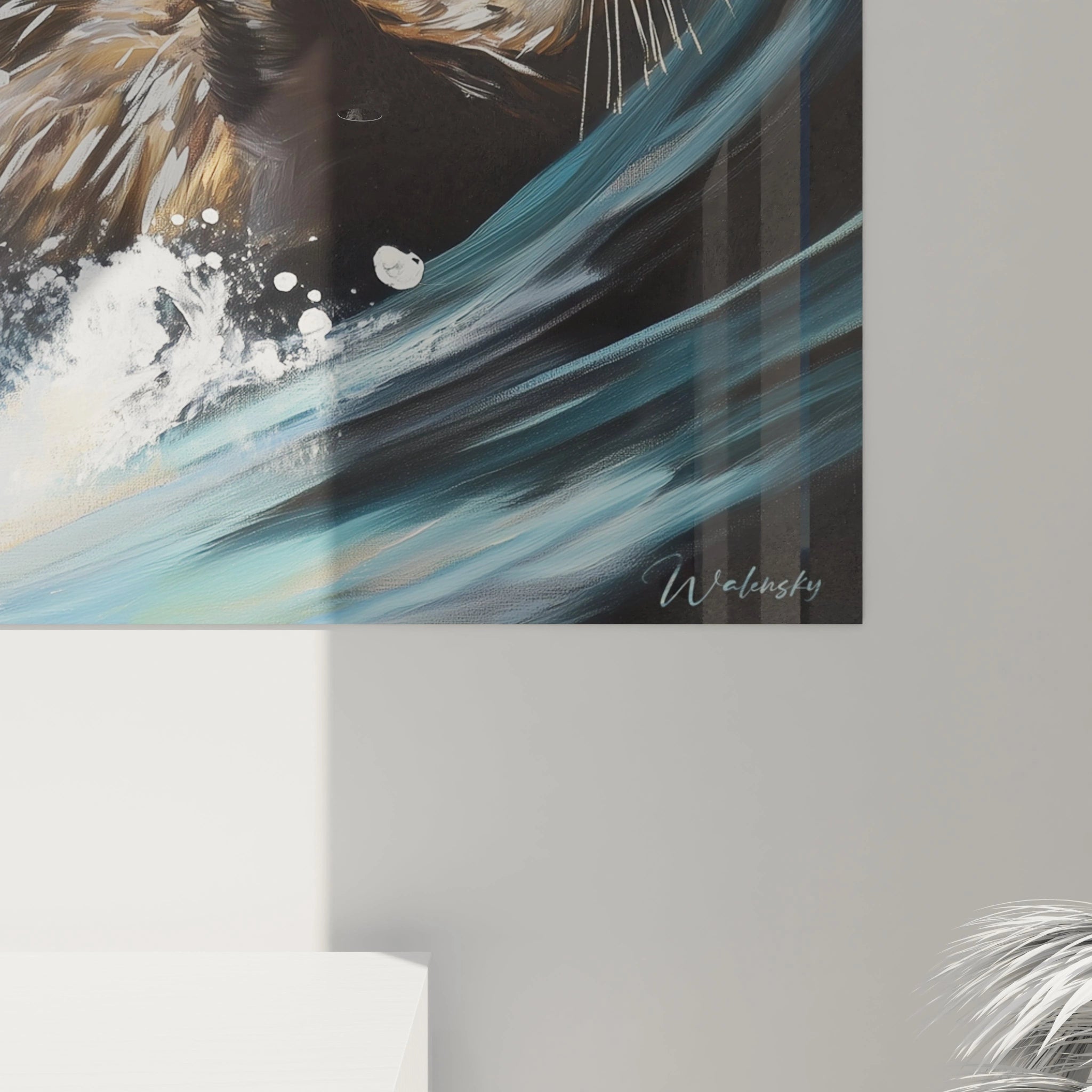 Tableau loutre Walensky avec peinture artistique en bleu et marron accroché sur un mur gris