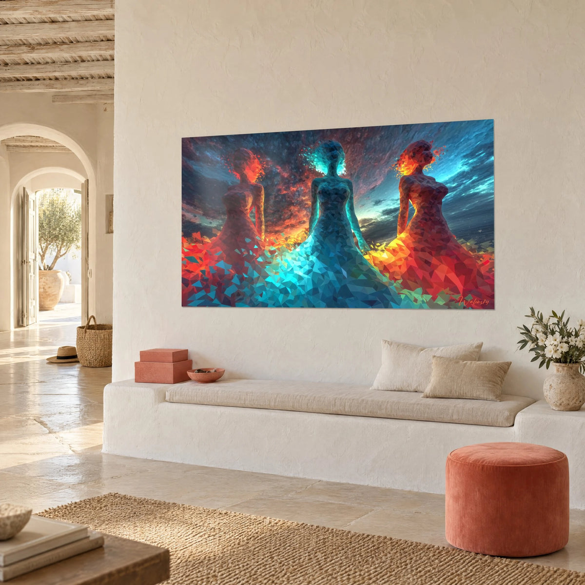 Tableau trio de femmes low-poly drapées de triangles rouges et bleus, ciel étoilé, accroché dans une alcôve méditerranéenne blanche