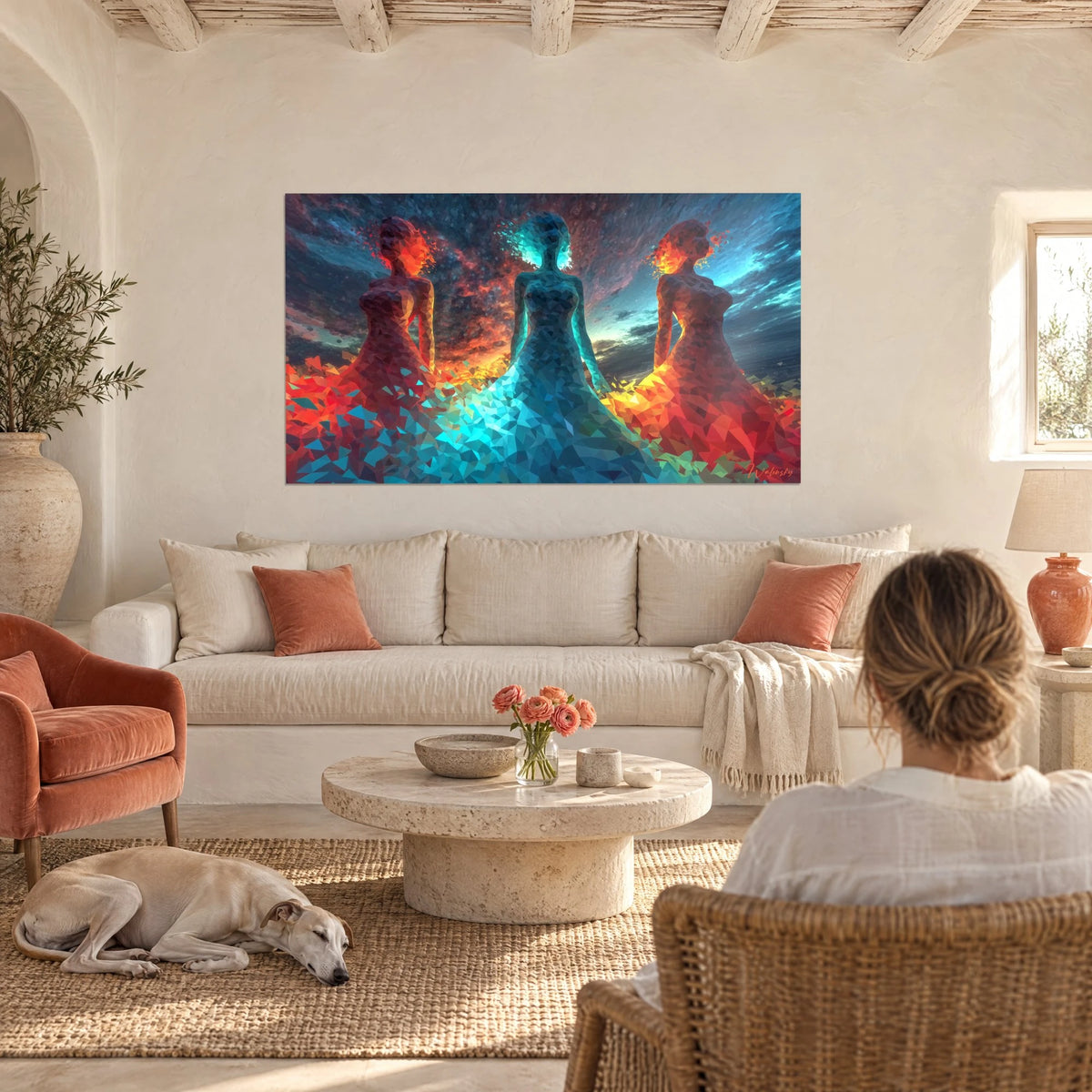 Tableau trois silhouettes en robe de facettes, orange braise et turquoise, ciel crépusculaire, au-dessus d'un canapé dans un salon lumineux