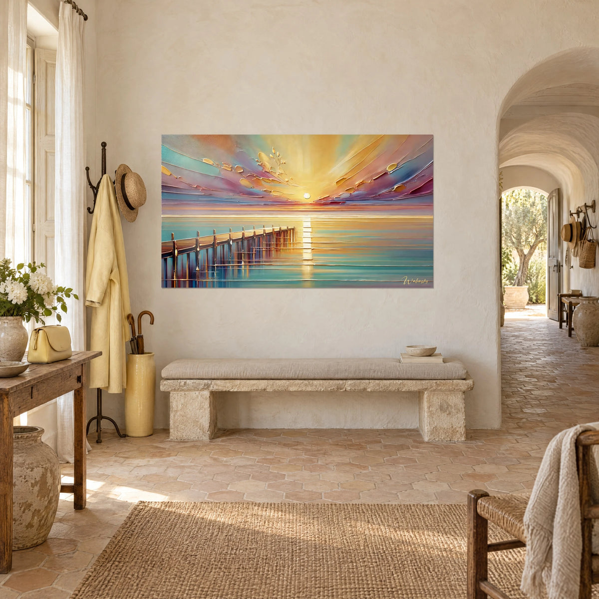 Tableau ponton de bois face à l'horizon, mer turquoise et reflet jaune, ciel violet empâté, vue de trois-quarts dans un mas