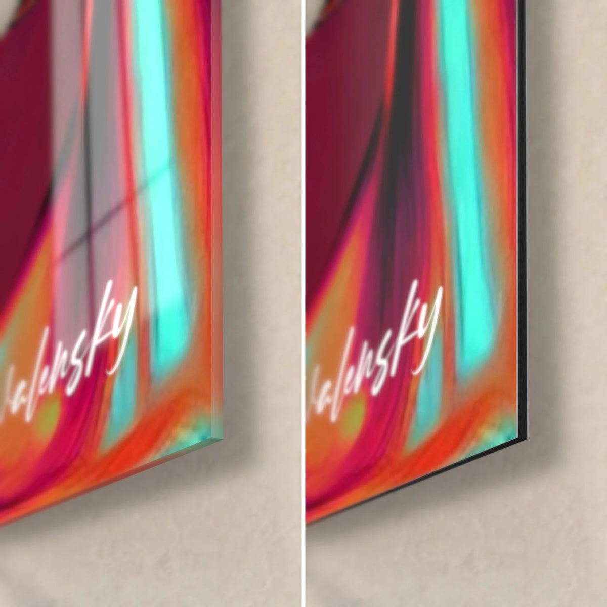 Tableau femme au carré cyan, coin bas droit : verre brillant aux reflets, alu Dibond mat, signature blanche, tranche de 3 mm