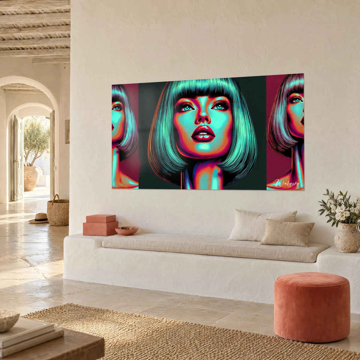 Tableau visage de femme stylisé, frange noire aux reflets cyan, peau orange et rose, accroché de trois quarts sur un mur blanc chaulé