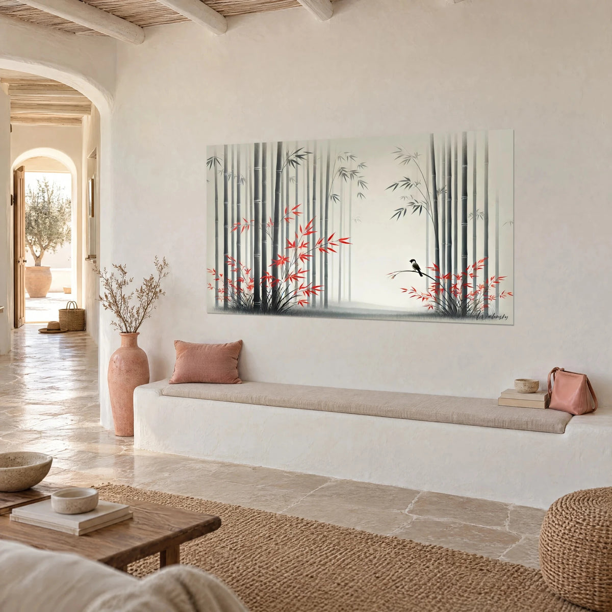 Quadro steli di bambù antracite su fondo crema, ciuffi di foglie scarlatte e uccellino, parete beige, panca bianca, casa mediterranea