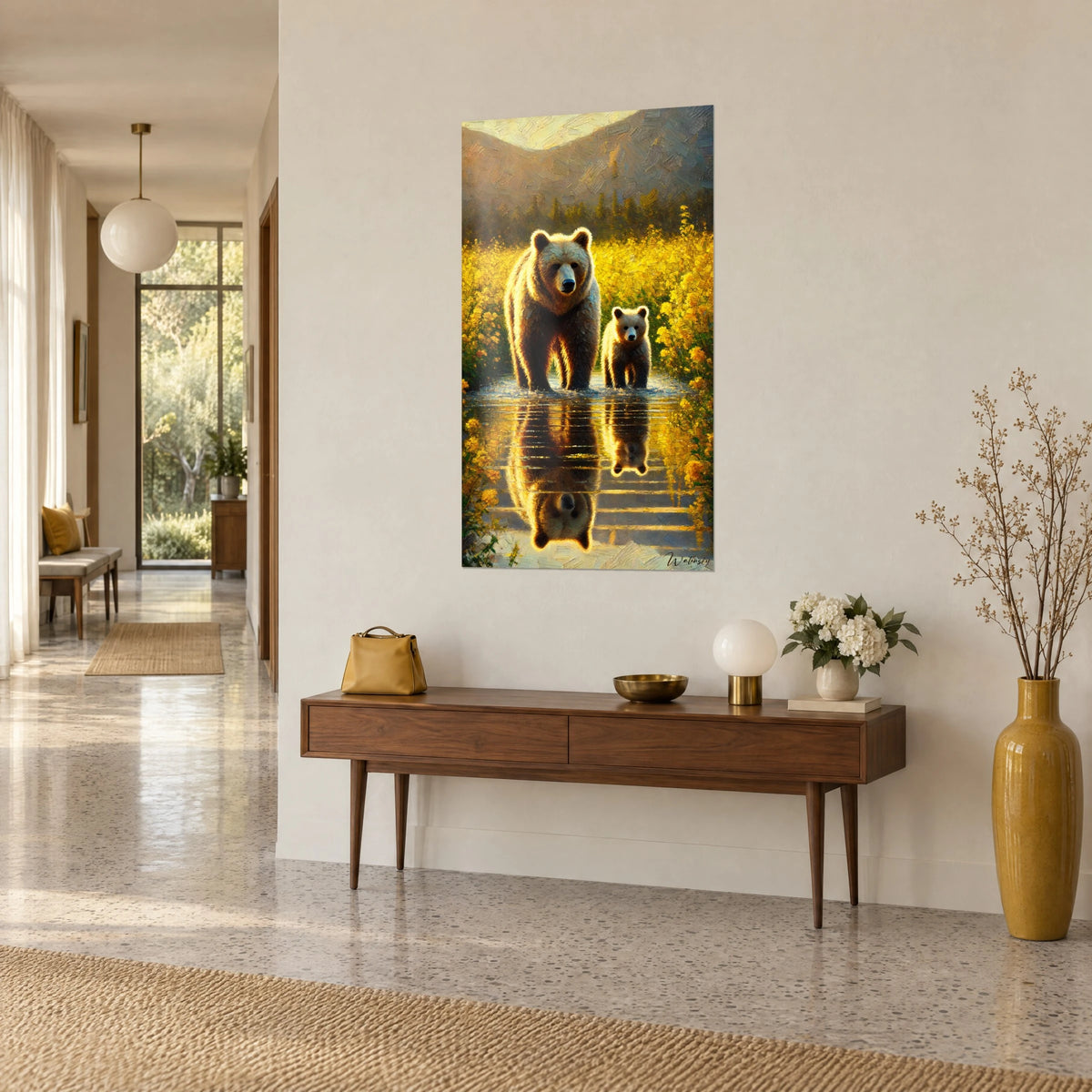 Cuadro oso grizzly y su pequeño esperando en un arroyo, flores amarillo dorado y montaña ocre, en una pared beige junto a una consola