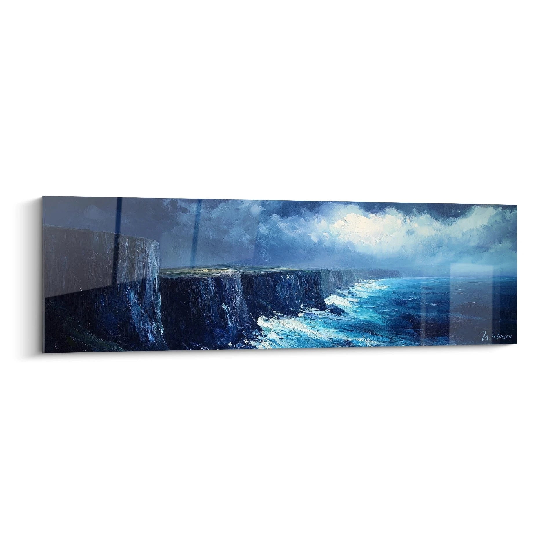 Un tableau mer représentant des falaises escarpées bleu marine surplombant un océan turquoise agité, avec des vagues blanches se brisant contre les rochers, sous un ciel orageux percé d'une trouée lumineuse, créant un contraste dramatique entre ombre et lumière.
