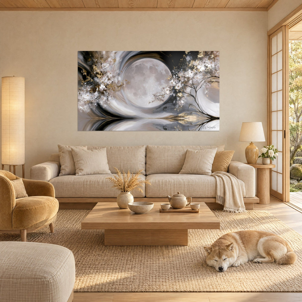 Quadro luna piena color avorio circondata da fiori bianchi e tocchi d'oro, uno Shiba sdraiato sopra un divano in un soggiorno luminoso