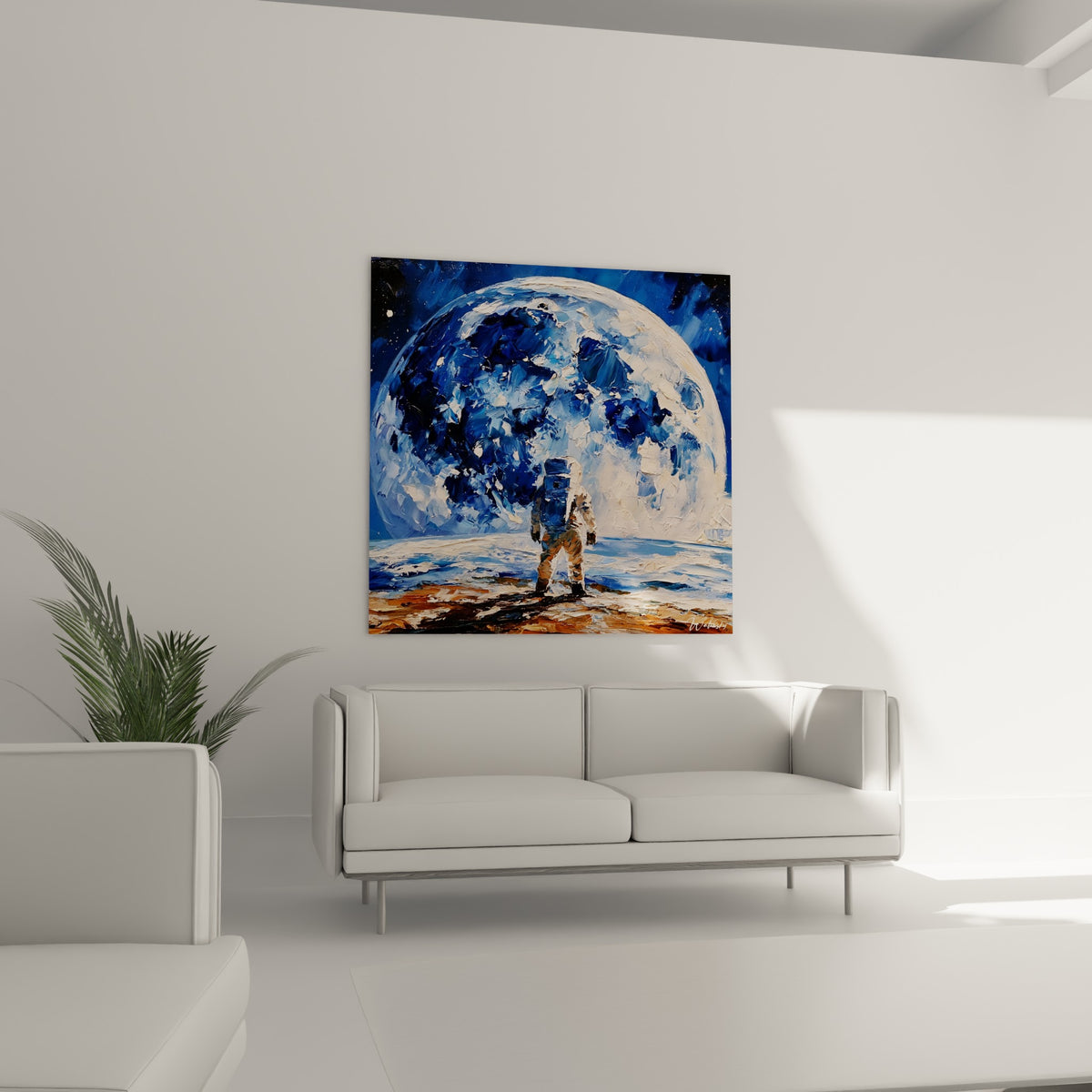 Silhouette d'explorateur face à un astre bleu nuit et blanc, au-dessus d'un canapé dans un salon lumineux