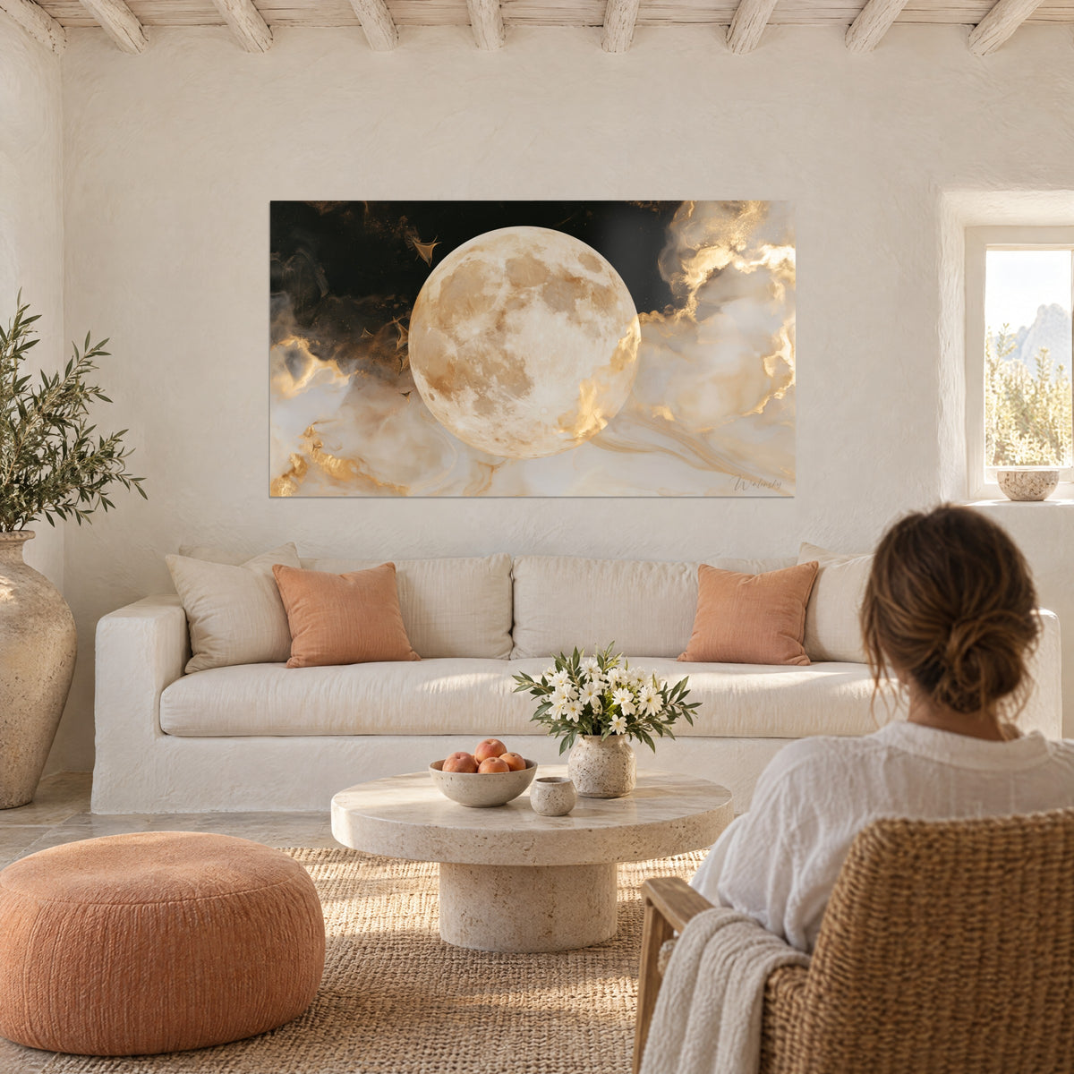 Tableau pleine lune ivoire cratérisée, nuages marbrés dorés sur fond noir, au-dessus d'un canapé dans un salon lumineux