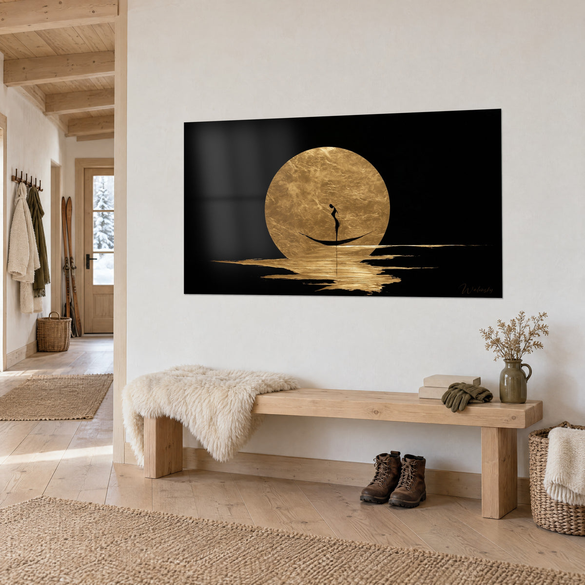 Tableau barque filiforme glissant sur une lune de feuille d'or, reflets ambre sur l'eau noire, entrée en bois clair