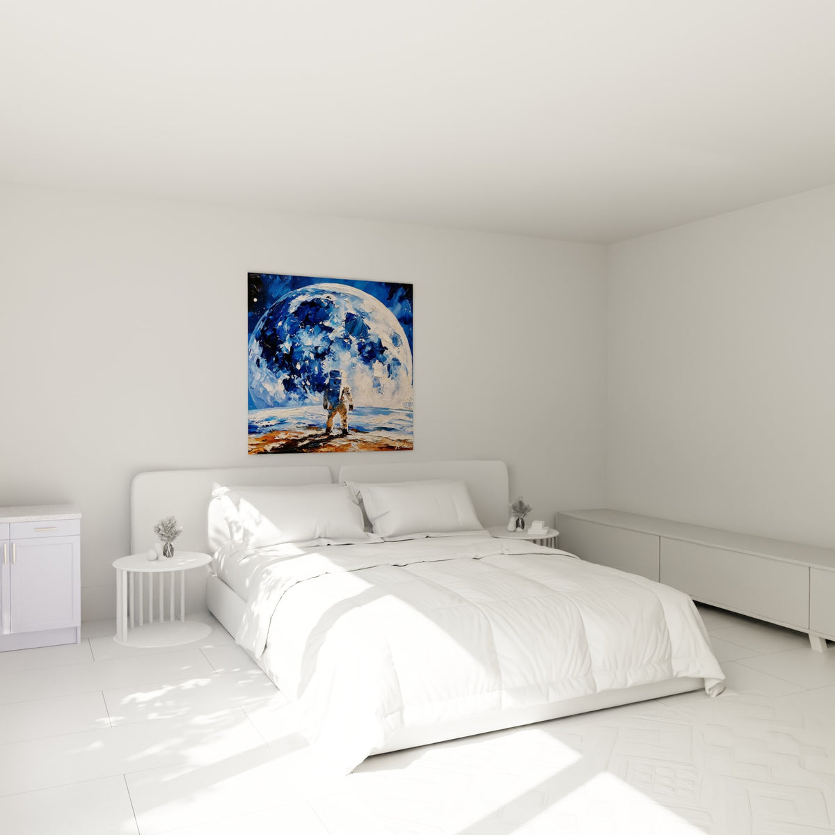 Cosmonaute solitaire devant une lune bleue et ocre, accroché au-dessus d'un lit dans une chambre claire