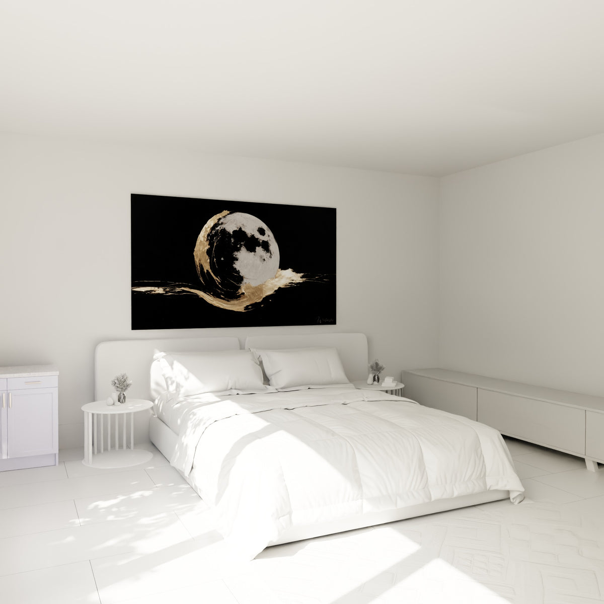 Sphère lunaire blanche enveloppée d'un geste doré ample, accrochée au-dessus d'un lit dans une chambre claire