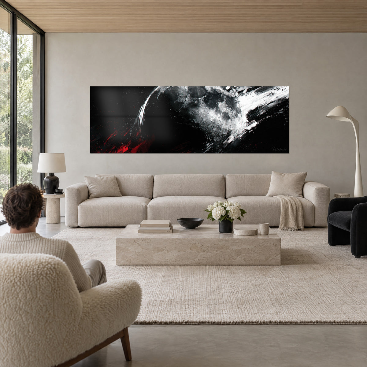 Gemälde Mondgrauer Krater übersät, blutrote Spritzer und weiße Schlieren auf schwarzem Grund, über einem Sofa in einem hellen Wohnzimmer