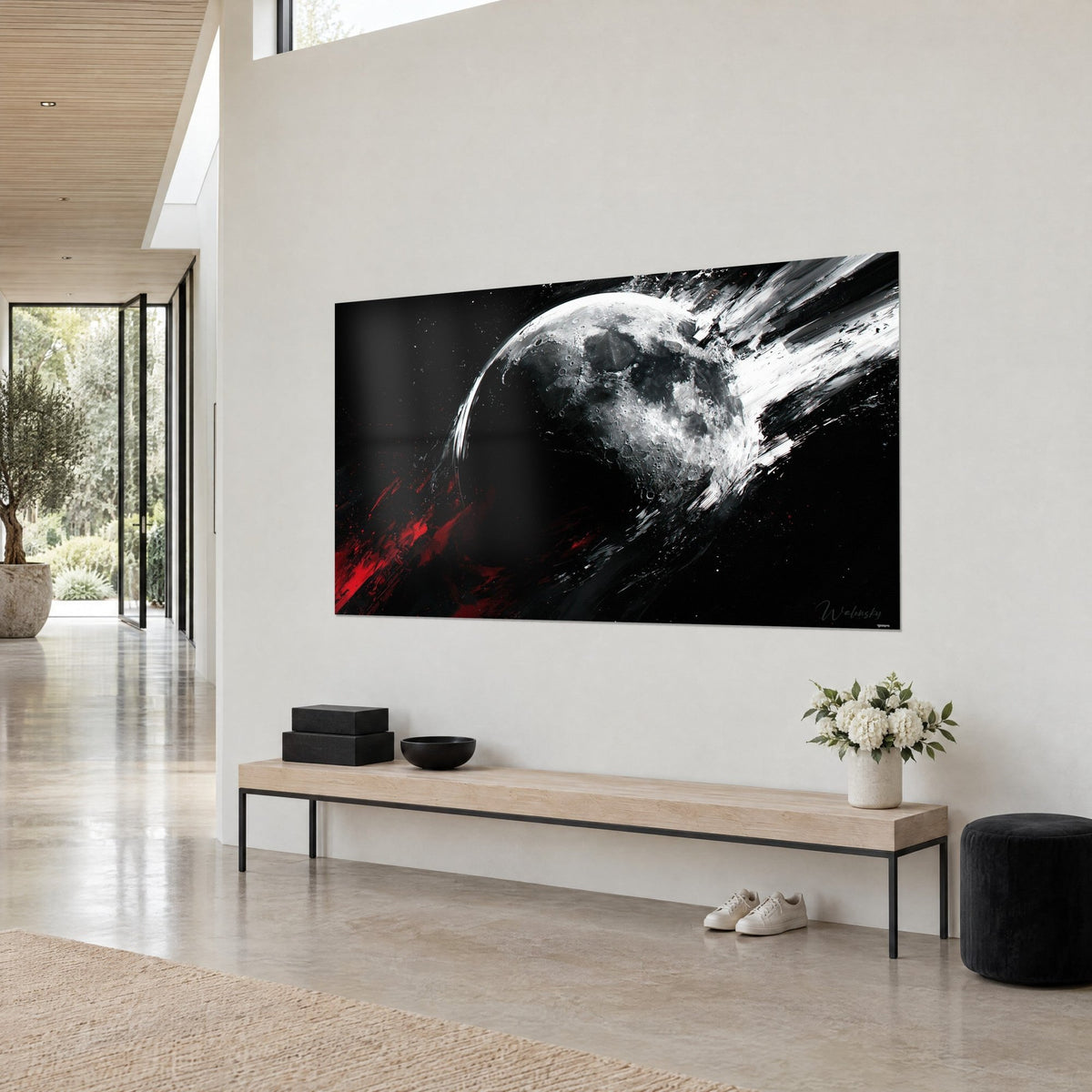 Cuadro satélite craterizado en gris y blanco, estrías escarlata abajo a la izquierda, fondo negro profundo, pared clara de una casa de arquitecto