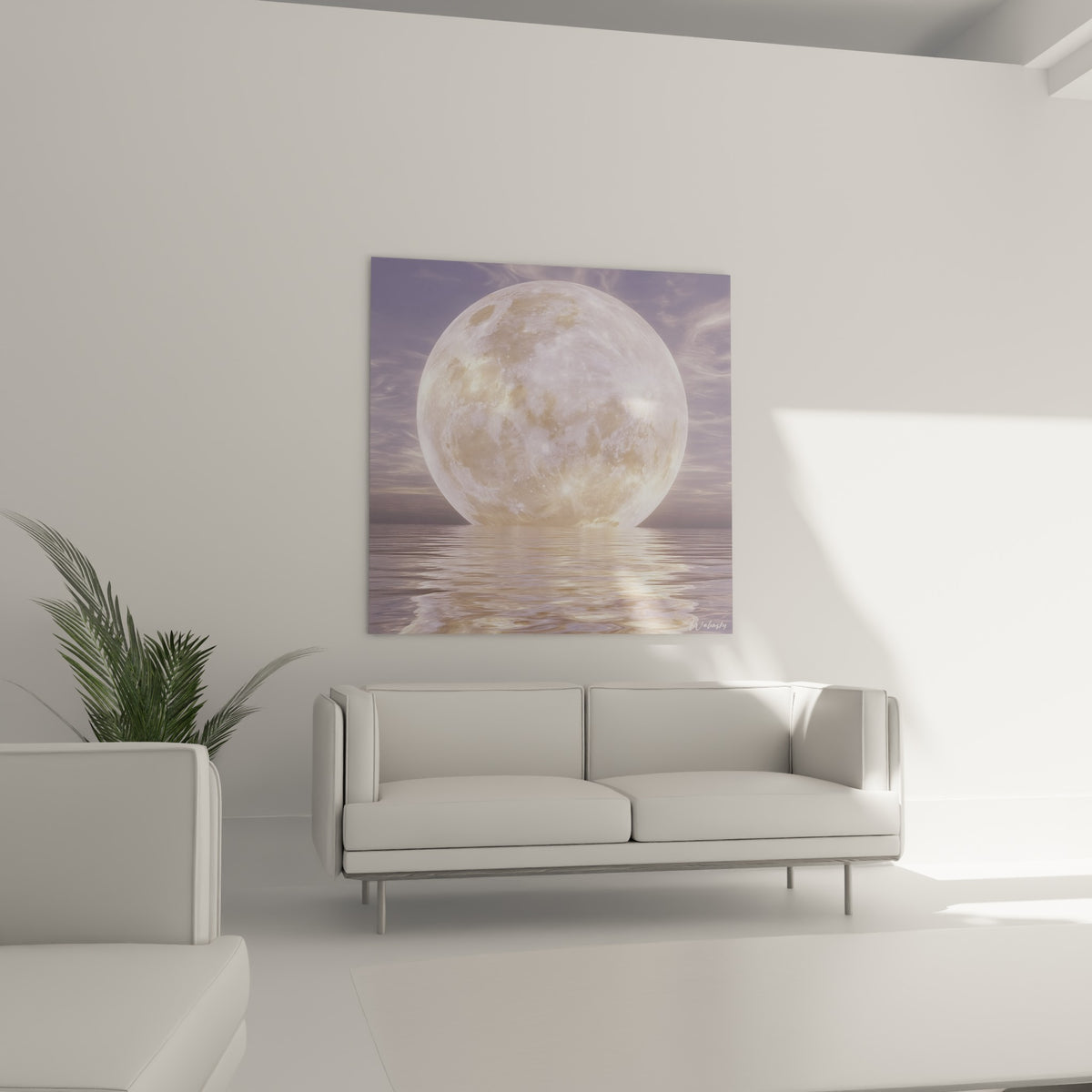 Sphère lunaire crème et argentée suspendue au-dessus d'un canapé dans un salon lumineux