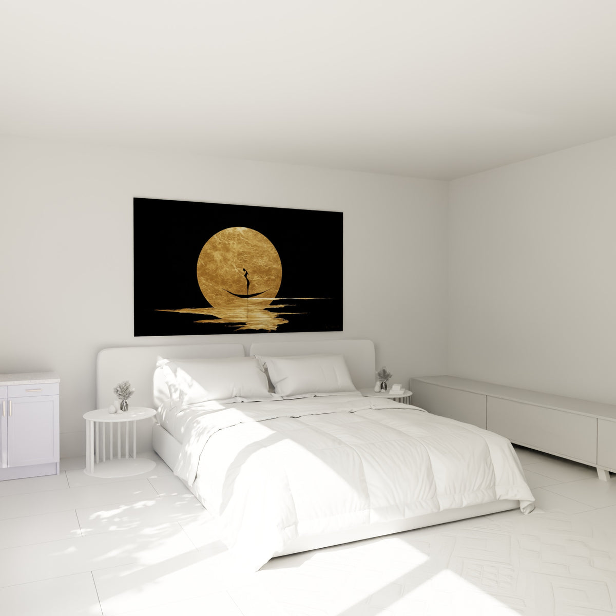 Silhouette solitaire voguant devant une lune dorée éclatante, accrochée au-dessus d'un lit dans une chambre claire
