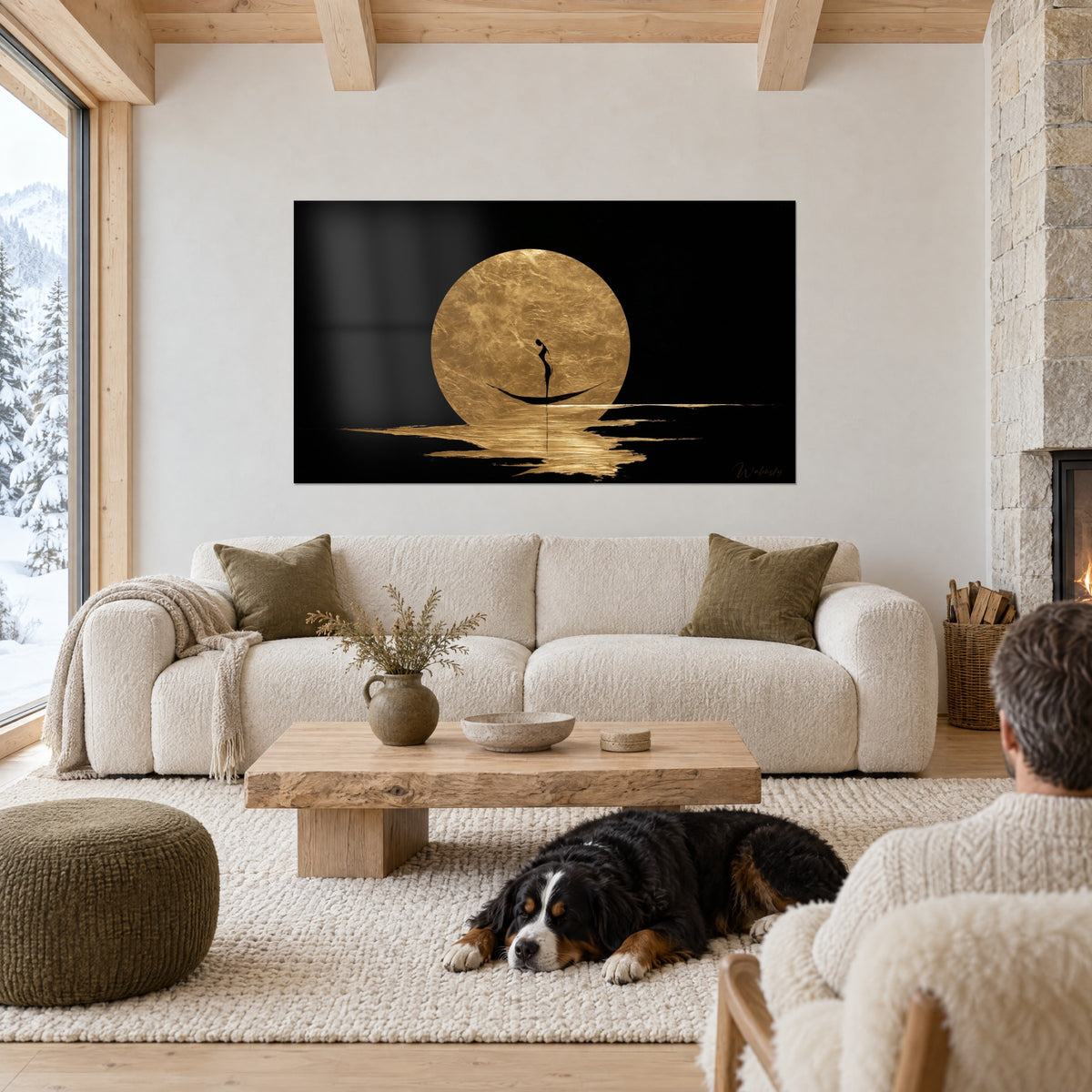 Tableau pleine lune d'or martelé sur fond noir, barque et silhouette effilée, au-dessus d'un canapé dans un salon lumineux