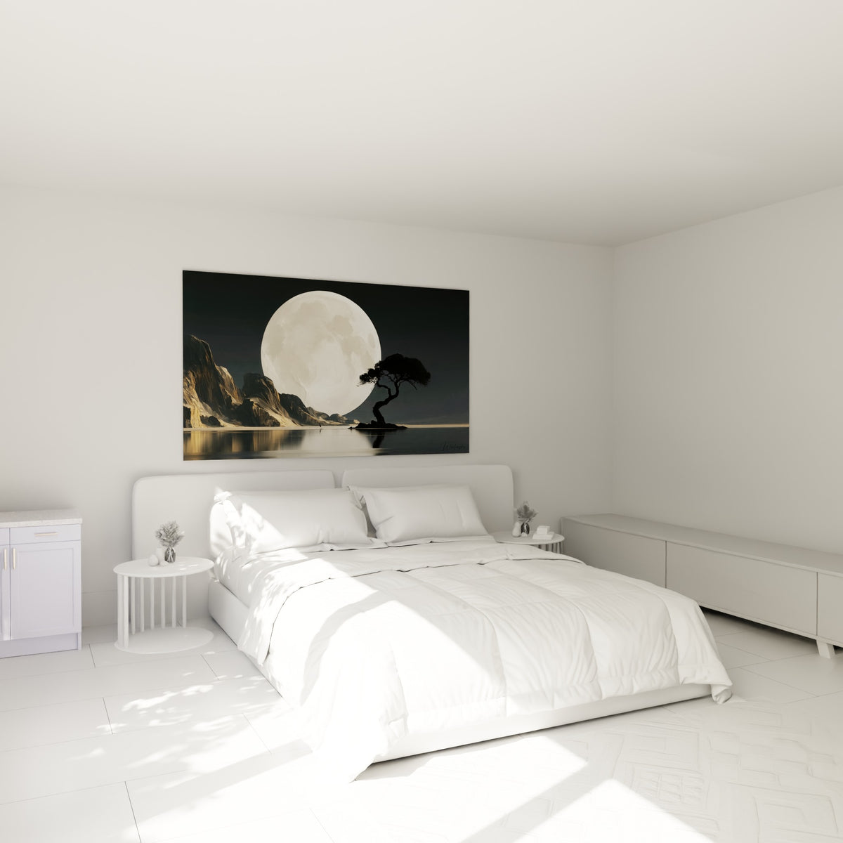 Arbre noir sous une pleine lune blanche texturée, tableau accroché au-dessus d'un lit dans une chambre claire