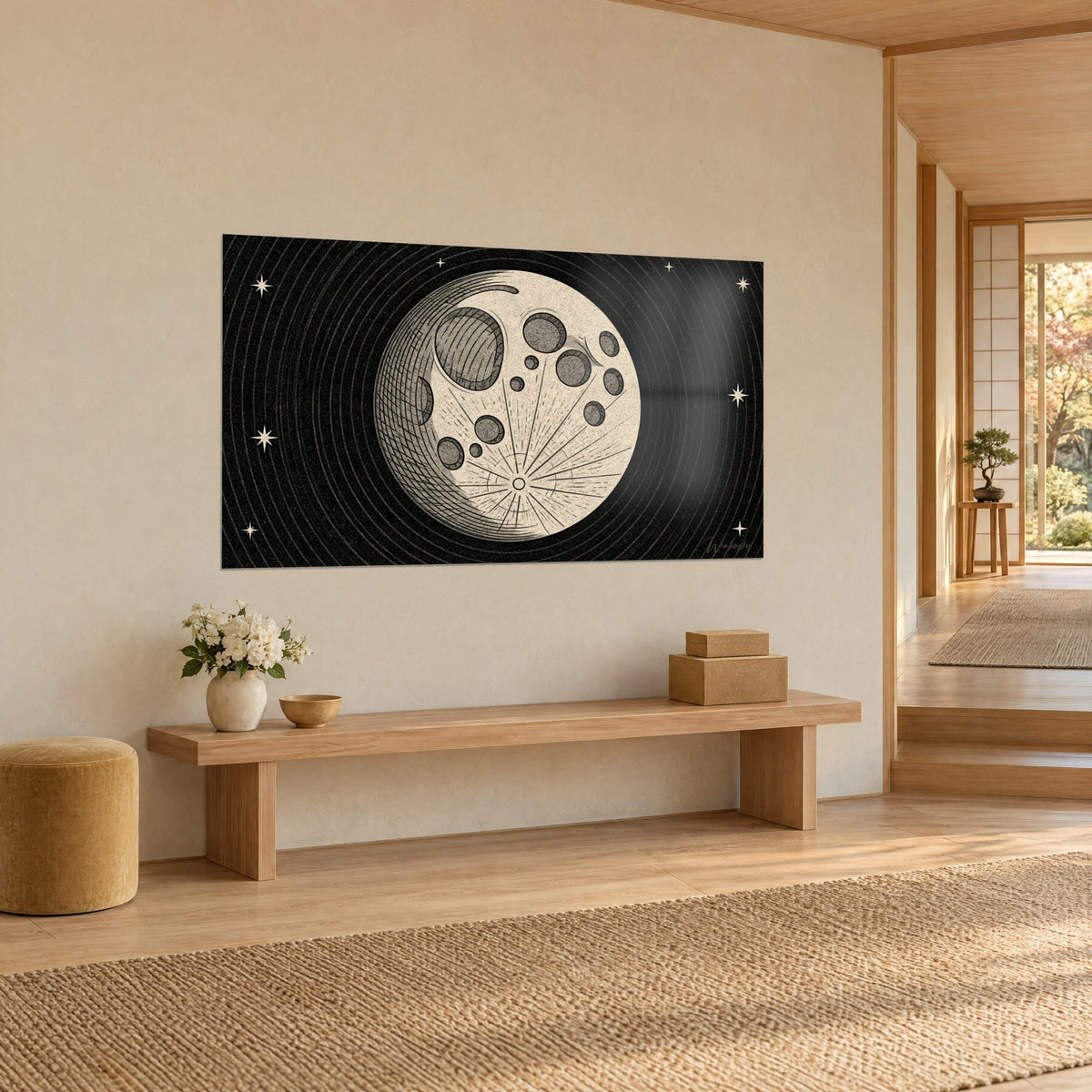 Tableau astre crème aux rayons gravés et anneaux concentriques noirs, étoiles pâles aux quatre branches, mur beige japandi