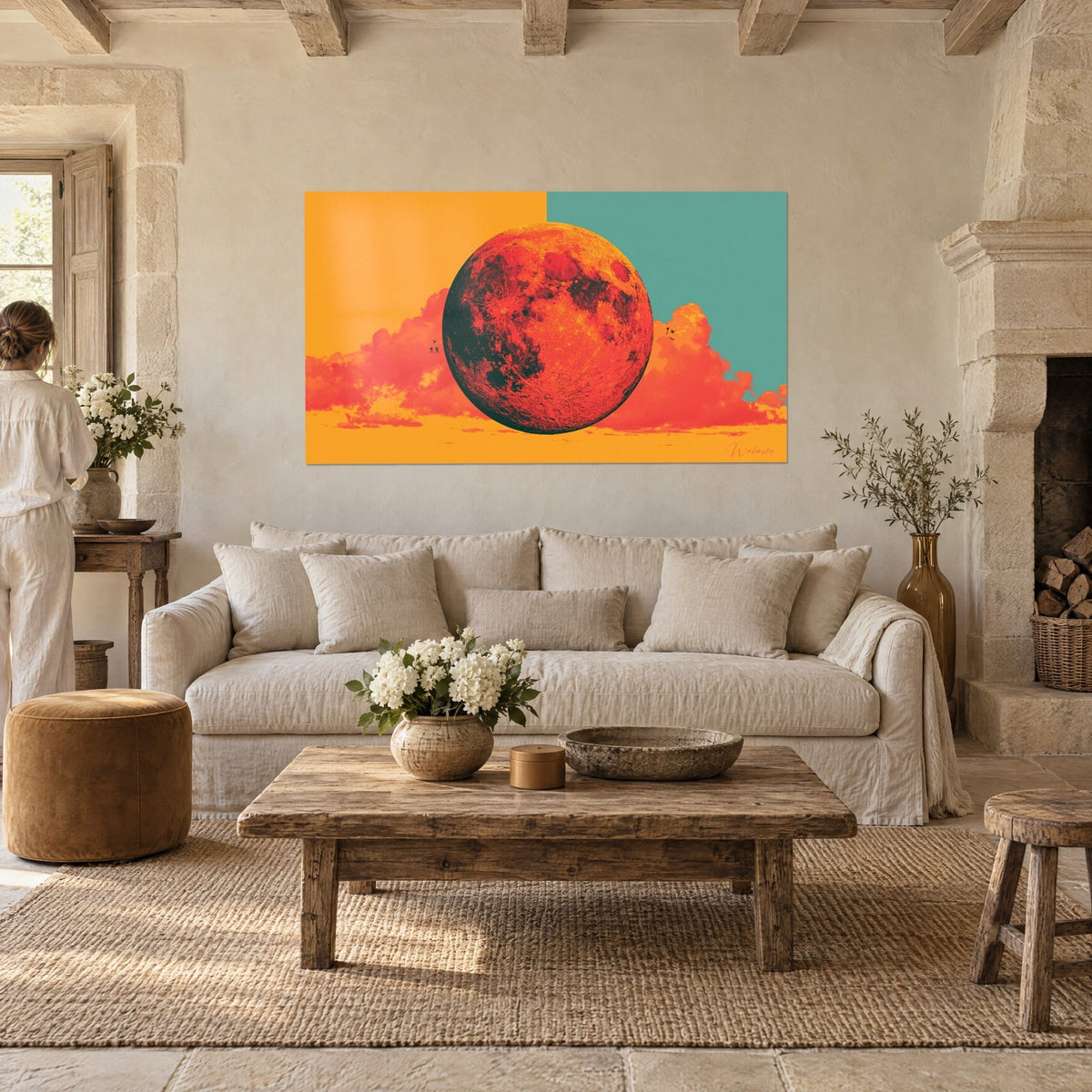 Tableau lune écarlate sur fond jaune safran et turquoise, nuages corail, deux personnes de dos, au-dessus d'un canapé dans un salon lumineux