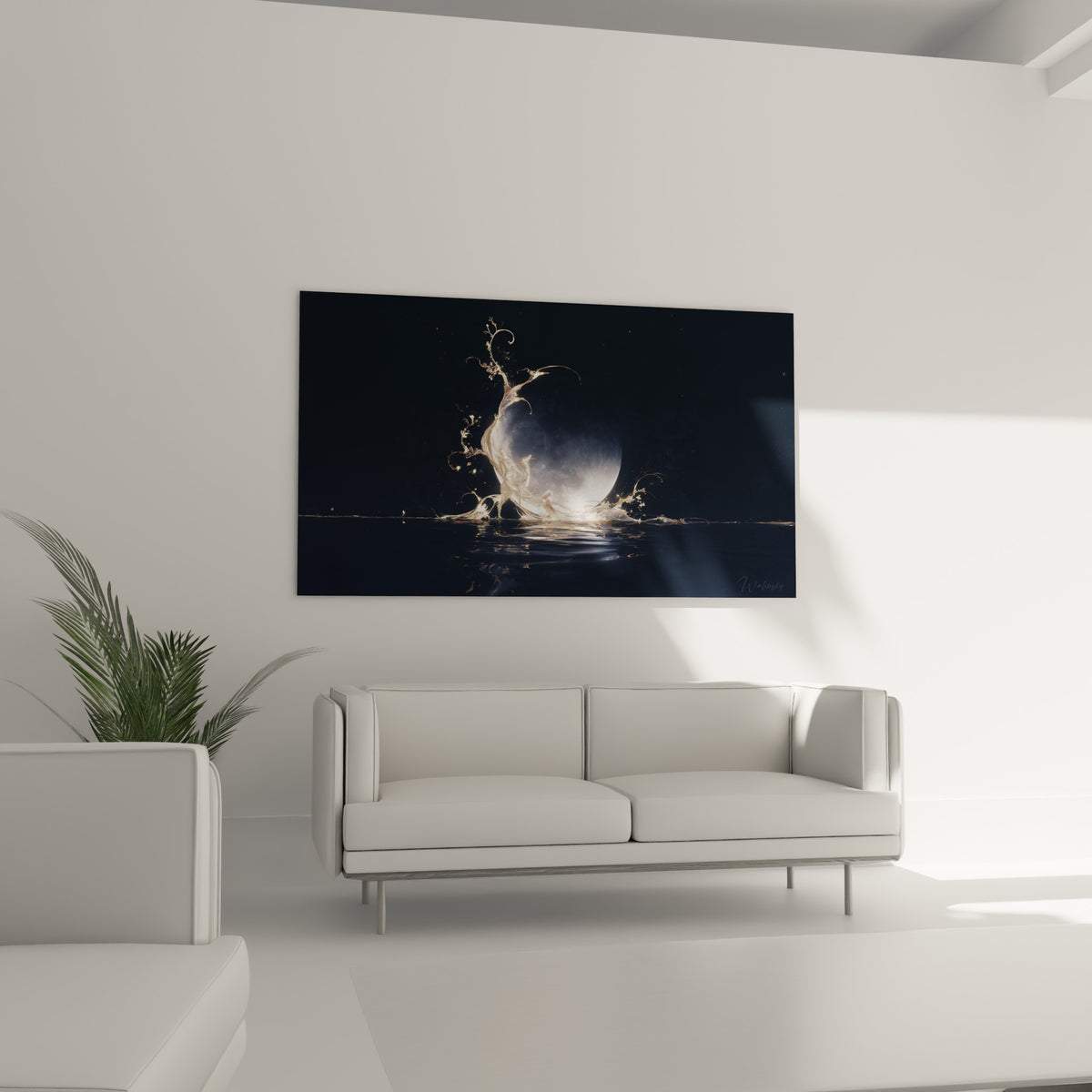 Éclaboussure dorée entourant la lune argentée accrochée au-dessus d'un canapé dans un salon lumineux