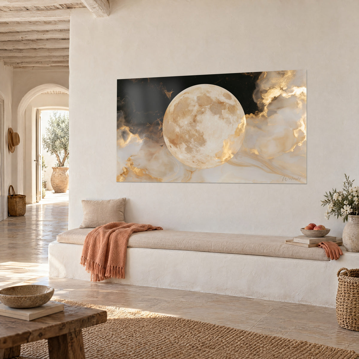 Tableau astre nacré aux cratères beige et veines d'or fondu, accroché sur un mur crème, vu de trois-quarts près d'une banquette
