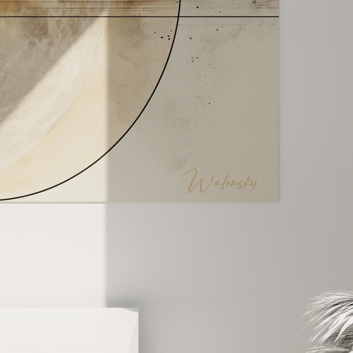 Détail des cratères gris sombre et reflets ocre, grain de peinture visible sur la toile accrochée