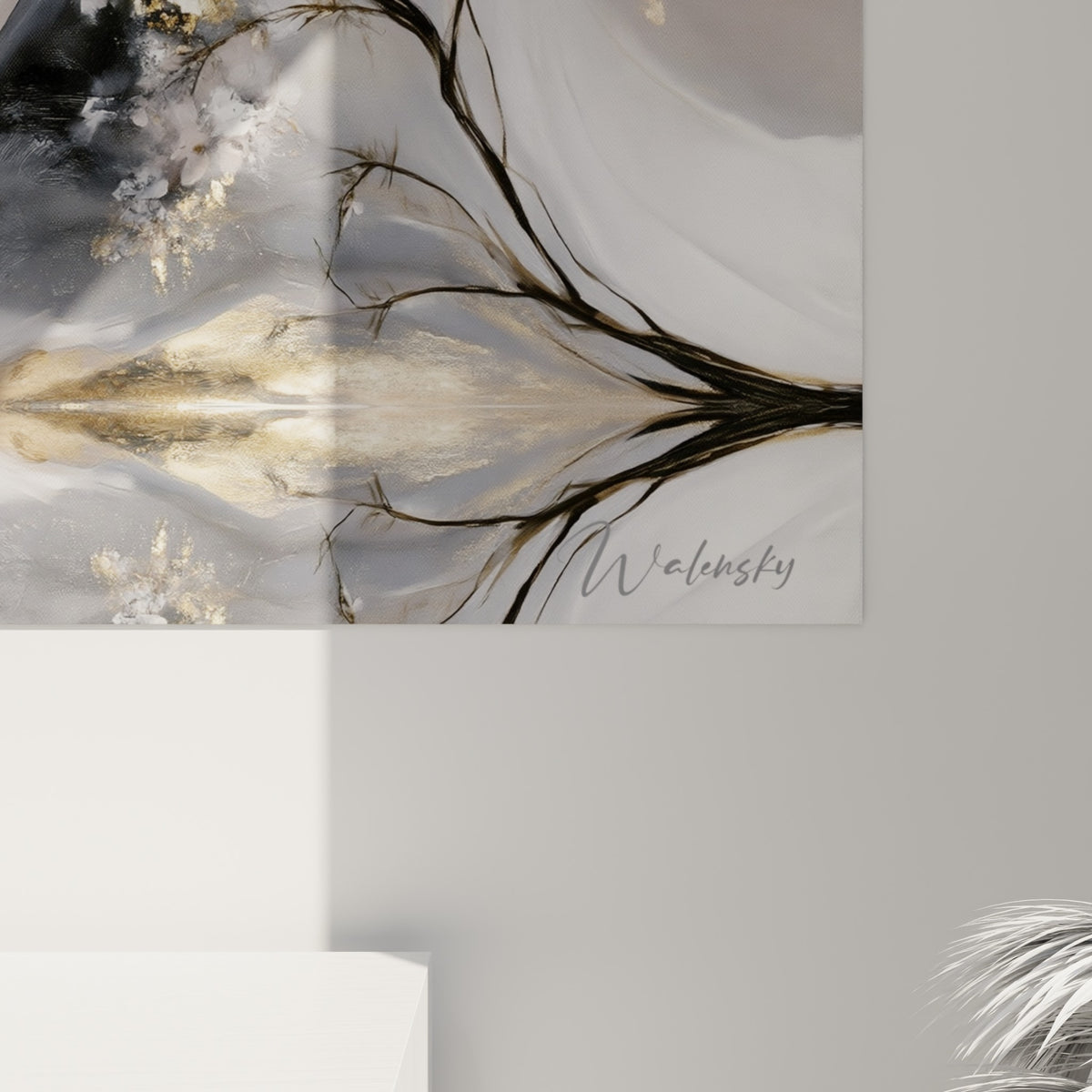 Détail des empâtements dorés et du grain anthracite sur la sphère lunaire et les fleurs blanches