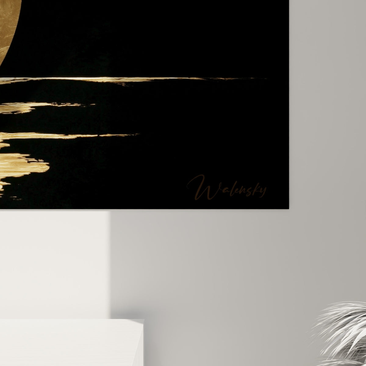 Matière dorée froissée de la lune contrastant avec le noir laqué, coulures métalliques visibles sur l'eau peinte