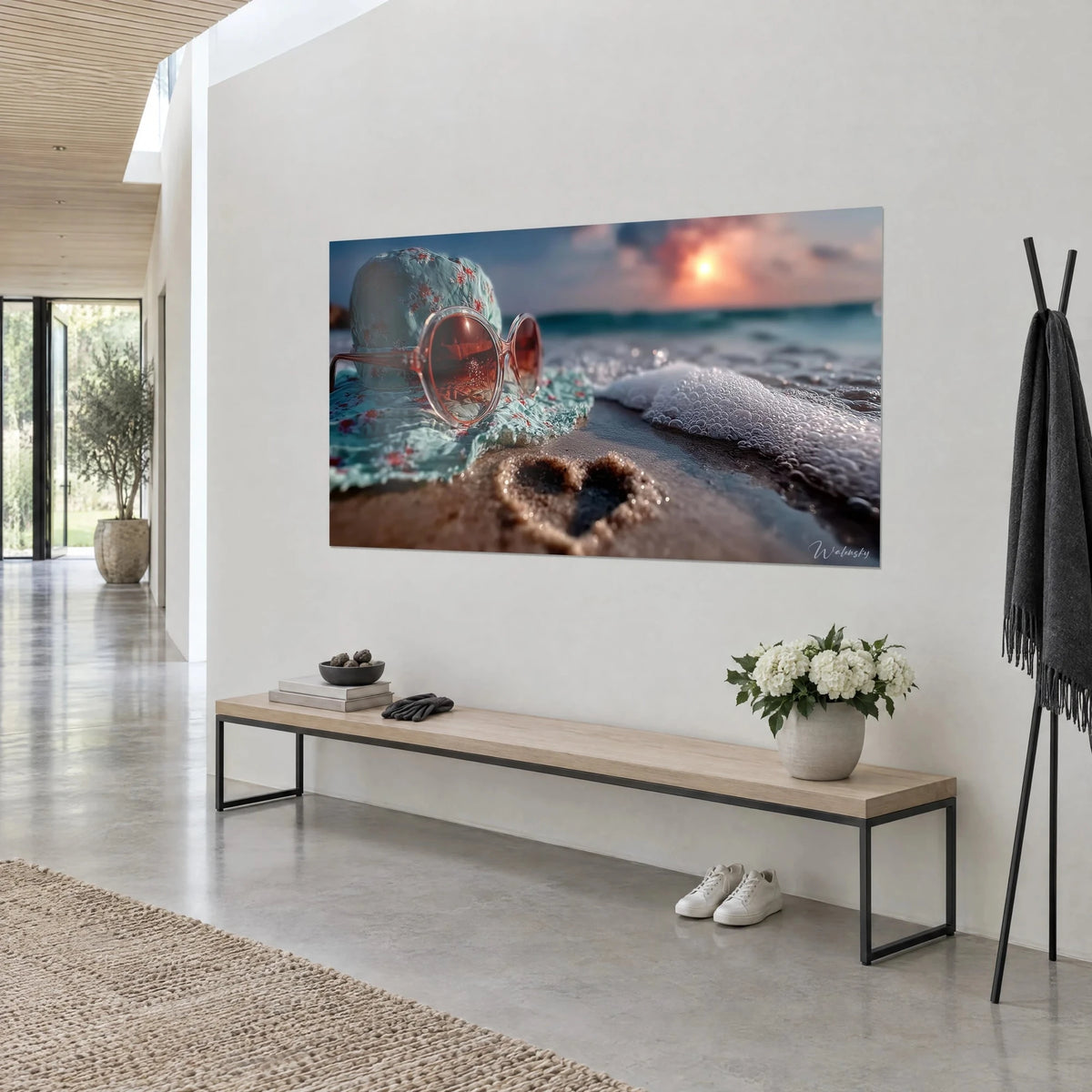 Gemälde bernsteinfarbene Sonnenbrille auf dem Sand, weißer Gischt und rosaorangefarbener Himmel, an der Wand eines hellen Flurs