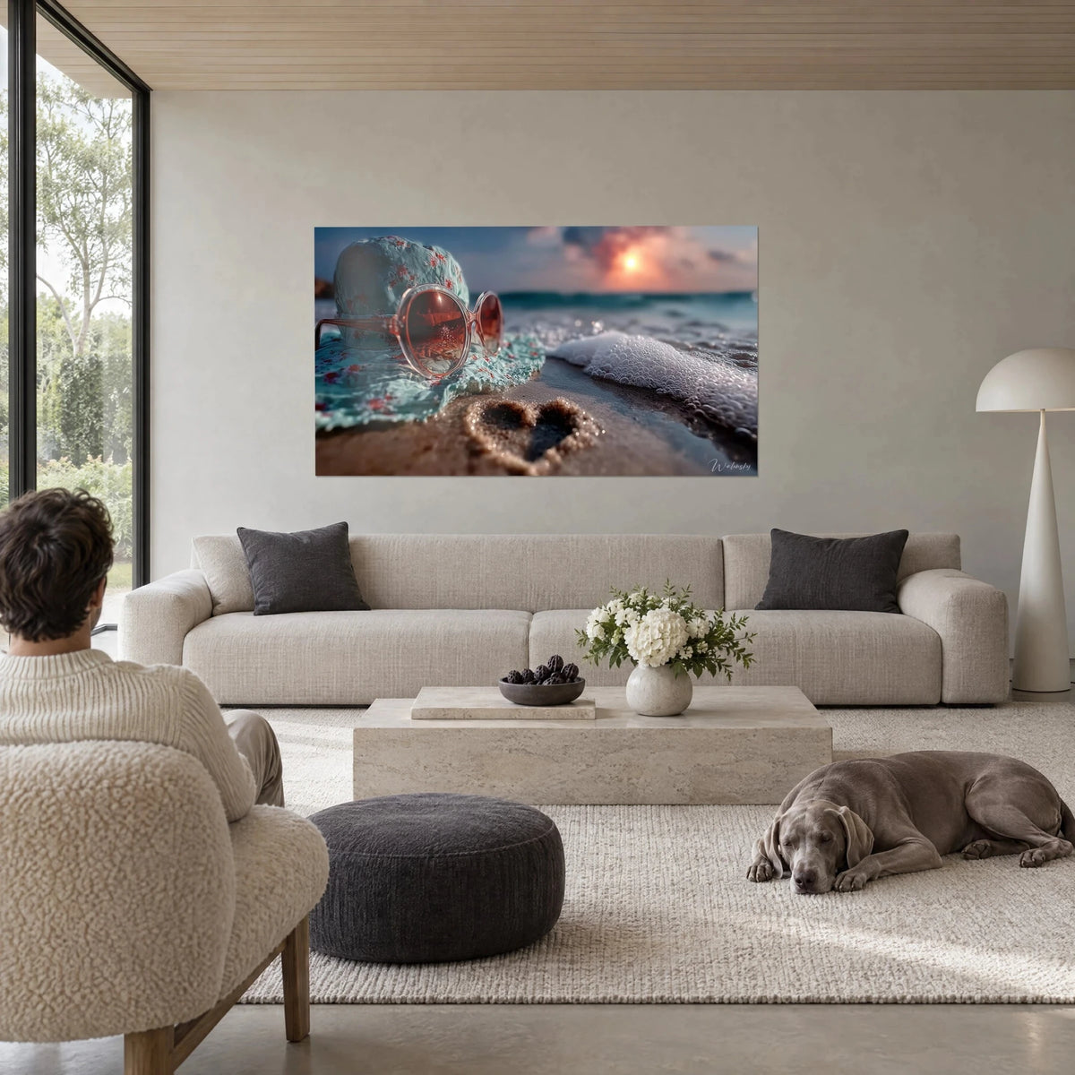 Gemälde runde kupferfarbene Sonnenbrille auf einem blumigen türkisfarbenen Hut, rosa Sonne am Horizont, über einem Sofa in einem hellen Wohnzimmer