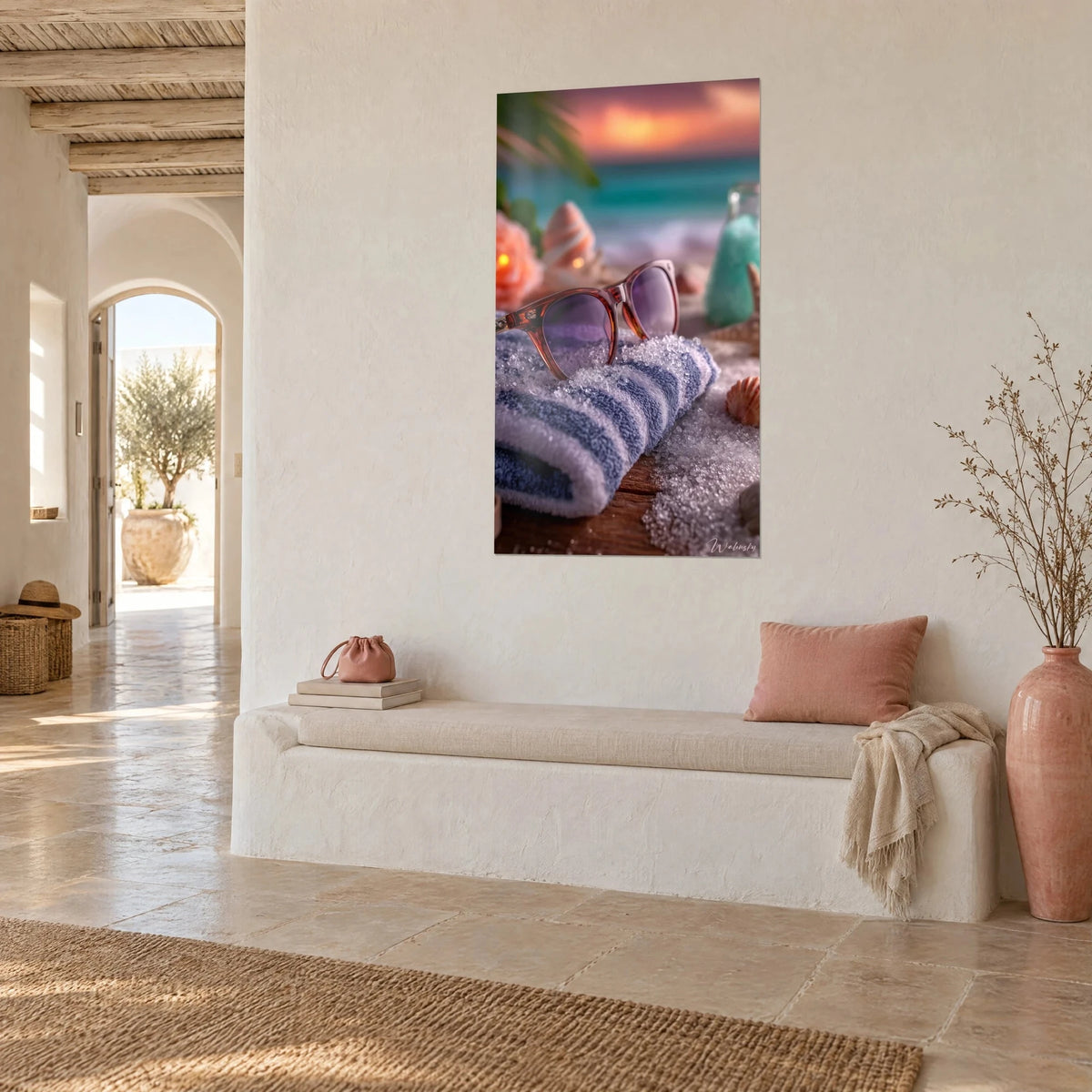 Gemälde Paar Sonnenbrillen mit violetten Gläsern auf blau-weißem Schwamm, türkisfarbenes Meer, weiße Wand eines mediterranen Hauses