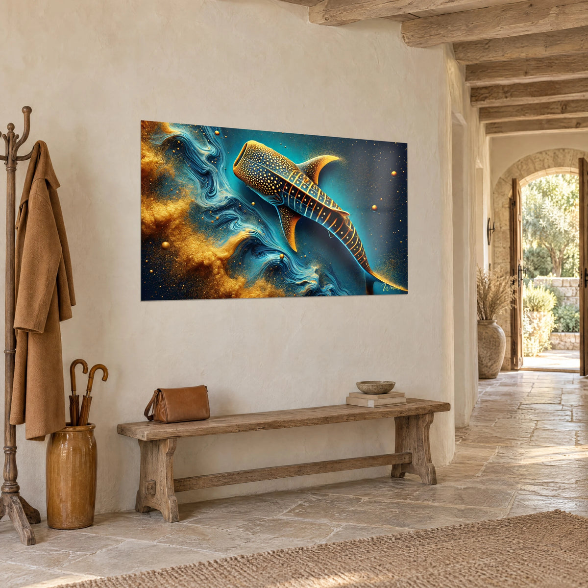 Πίνακας γιγάντιου καρχαρία με κεχριμπαρένιες βούλες που κολυμπά ανάμεσα σε στροβιλισμούς νυχτερί μπλε και χρυσού, τοίχος από ανοιχτόχρωμη πέτρα, ξύλινος πάγκος, προοπτική τριών τετάρτων