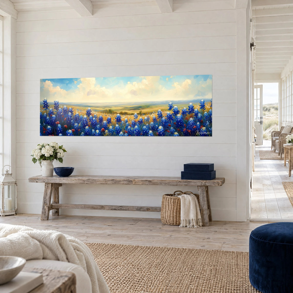 Schilderij indigokleurige bloemenweide met rode stippen, groene heuvels en bewolkte lucht, schuin opgehangen in een huis aan zee