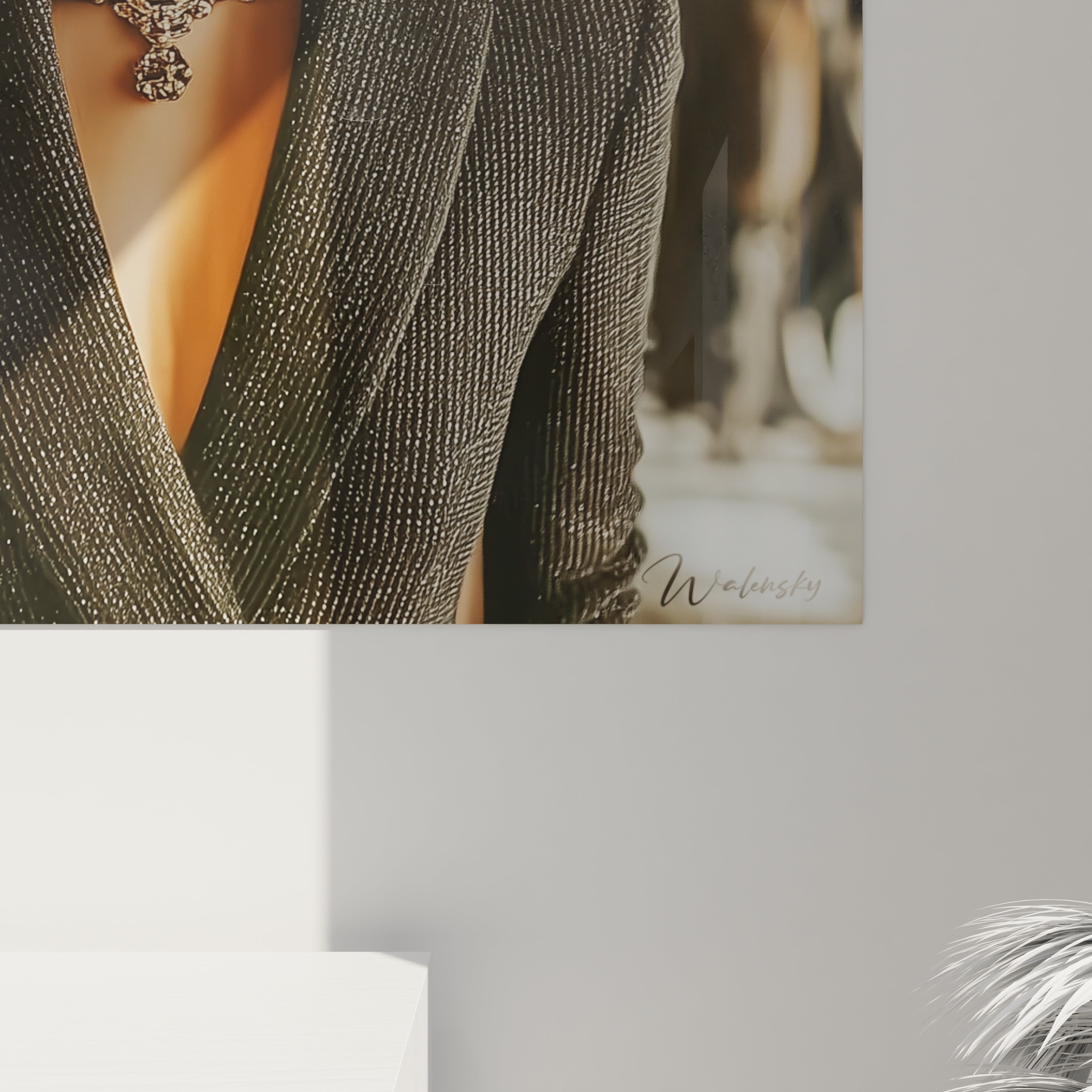 Tableau luxe féminin de Walensky représentant une élégante robe scintillante sur un fond stylisé