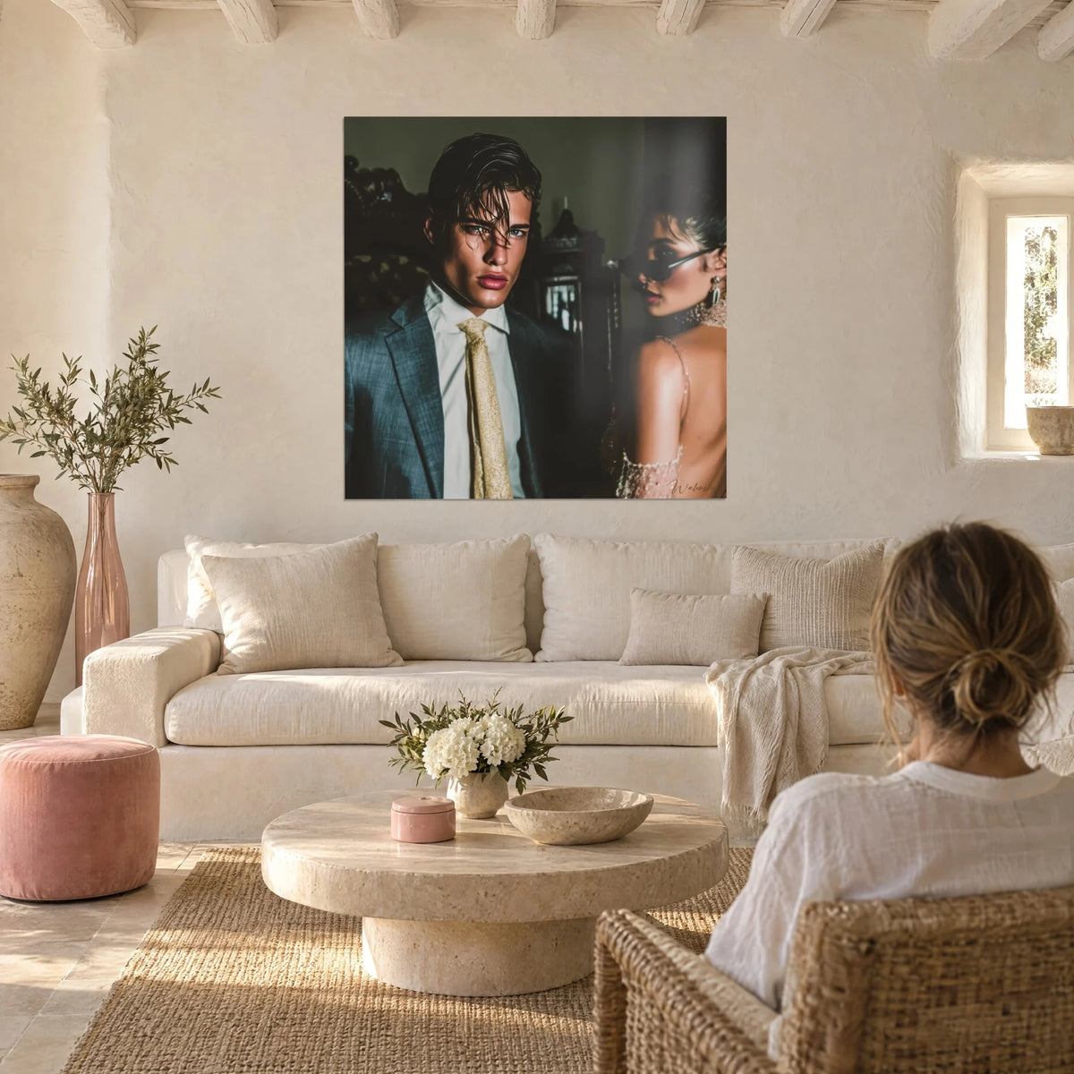 Gemälde eines jungen Mannes mit nassem Haar, graublauer Anzug und goldener Krawatte, Frau mit schwarzer Sonnenbrille, über einem Sofa in einem hellen Wohnzimmer