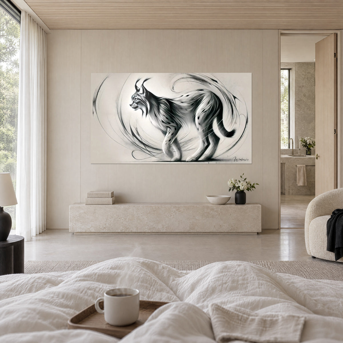 Gemälde Wildkatze mit pinselartigen Ohrspitzen, graue und schwarze Schwünge auf cremefarbenem Grund, über einem Bett in einem hellen Schlafzimmer