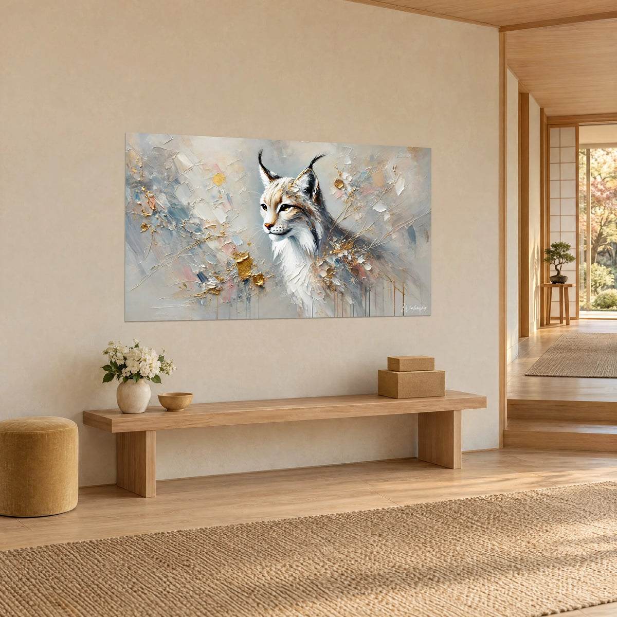Quadro di felino selvatico dallo sguardo ambrato, sfondo grigio azzurro, riflessi dorati e rosa cipria, visto di tre quarti su una parete color crema japandi