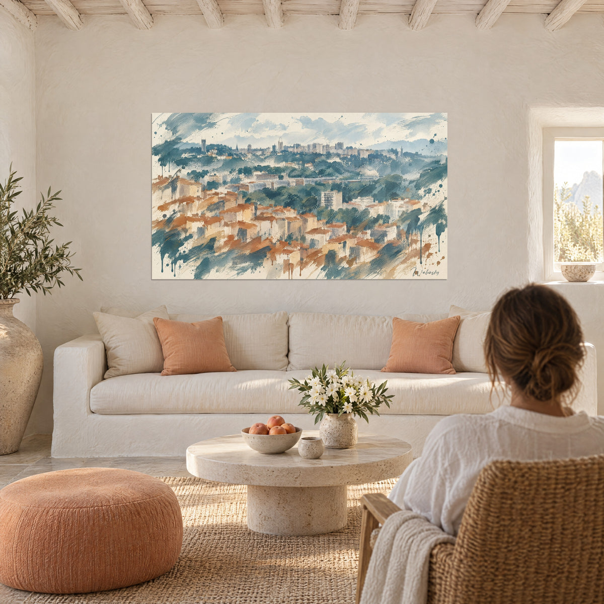 Vue urbaine aux toitures orangées et verdure dense, accrochée au-dessus d'un lit dans une chambre claire