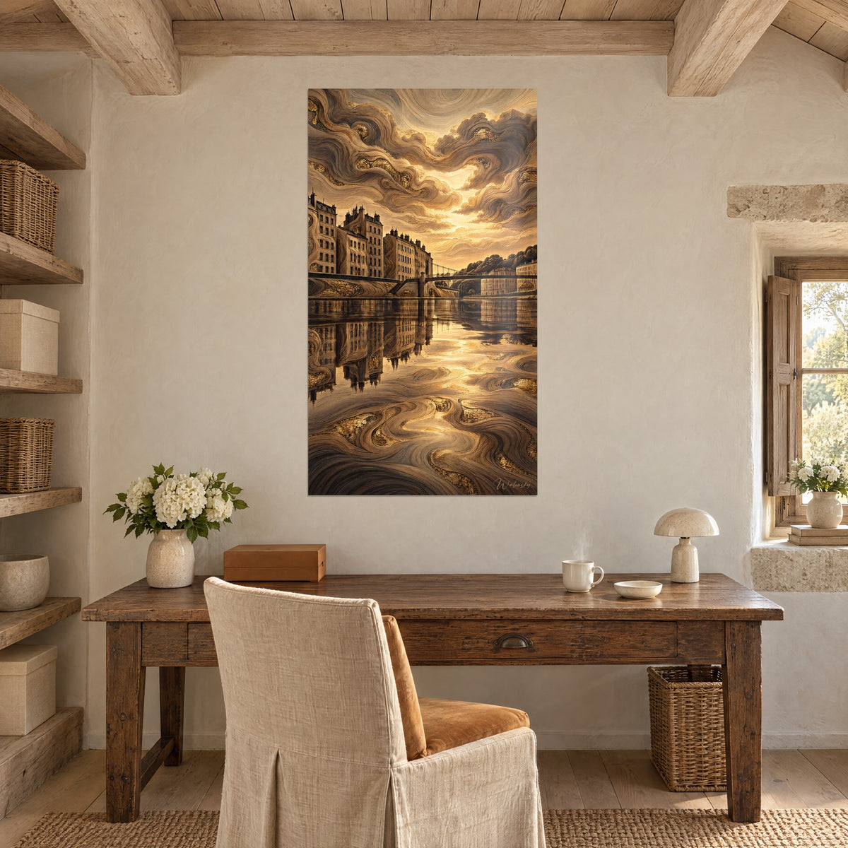 Quadro riva di Lione in piena luce dorata, nuvole scolpite ocra e nocciola, ponte sospeso, sopra una scrivania in legno