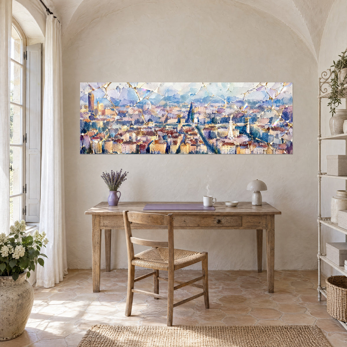 Gemälde Lyoner Stadtbild in Aquarell mit Ocker und Lavendel, weiße Kirchtürme und goldene Linien, über einem Schreibtisch aus hellem Holz