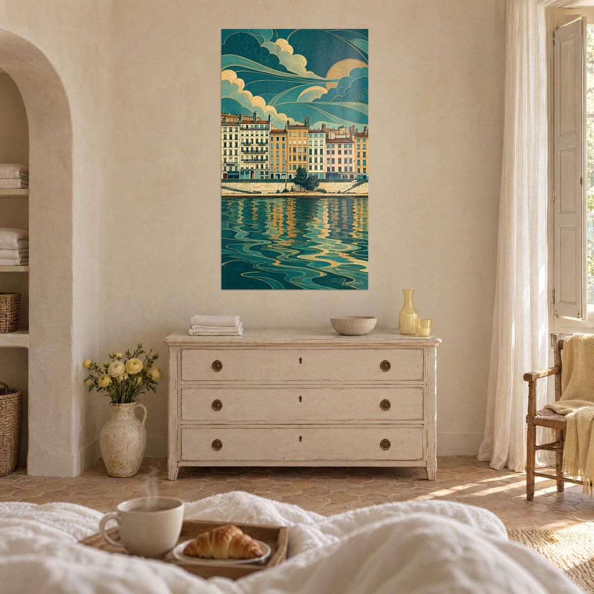 Gemälde eines Saône-Ufers mit pastellfarbenen Fassaden, türkisblaues Wasser mit goldenen Linien, über einem Bett in einem hellen Schlafzimmer